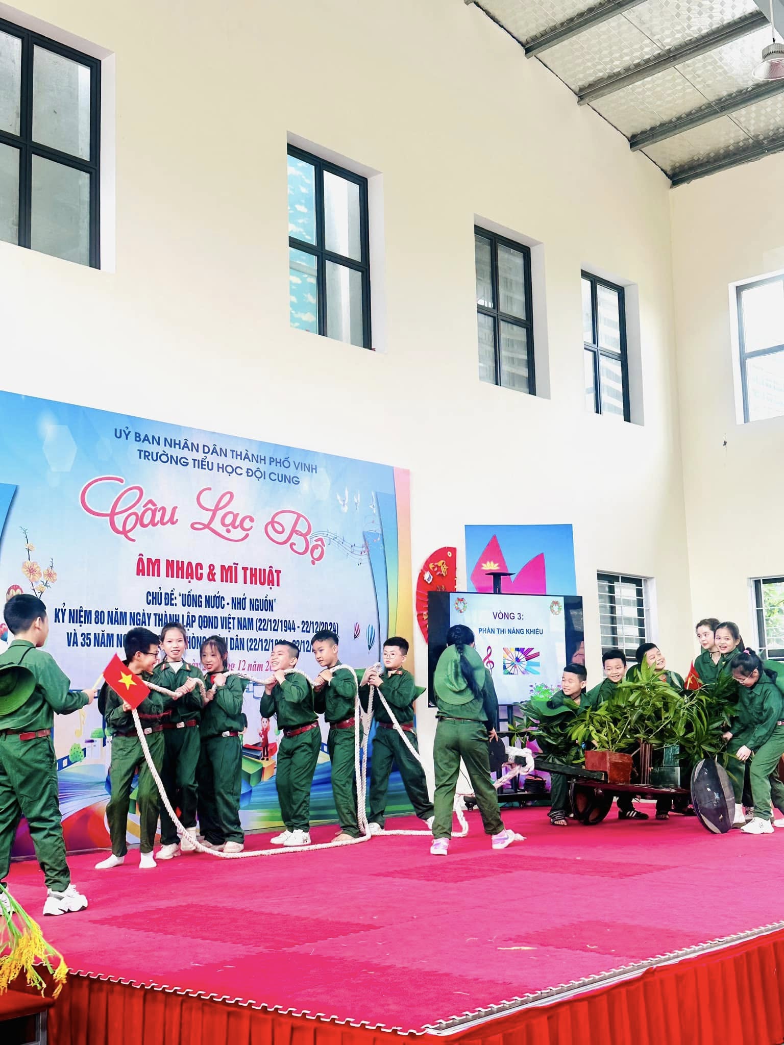 CHÀO MỪNG 80 NĂM NGÀY THÀNH LẬP QUÂN ĐỘI NHÂN DÂN VIỆT NAM, TRƯỜNG TIỂU HỌC ĐỘI CUNG PHỐI HỢP VỚI SINH VIÊN KHÓA 63, KHOA GIÁO DỤC TIỂU HỌC, TRƯỜNG ĐẠI HỌC VINH ĐANG RÈN LUYỆN NGHIỆP VỤ SƯ PHẠM TẠI TRƯỜNG TỔ CHỨC HOẠT ĐỘNG TRẢI NGHIỆM DƯỚI HÌNH THỨC CÂU LẠC BỘ ÂM NHẠC - MỸ THUẬT VỚI CHỦ ĐỀ “UỐNG NƯỚC NHỚ NGUỒN”