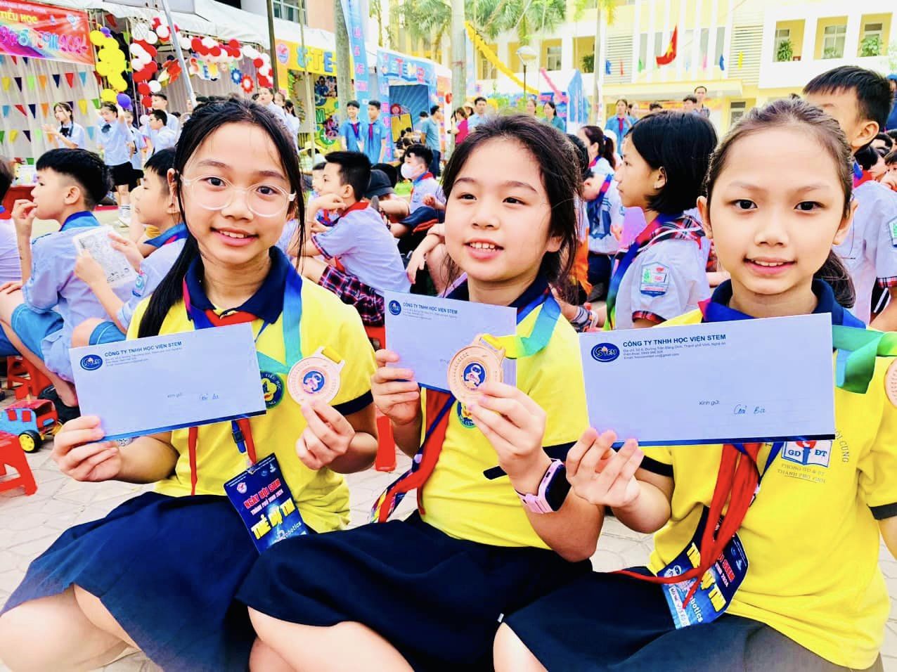 NGÀY HỘI STEM NĂM HỌC 2023 – 2024 VỚI CHỦ ĐỀ “KHƠI GỢI ĐAM MÊ, ĐÁNH THỨC SÁNG TẠO, HƯỚNG TỚI TƯƠNG LAI”