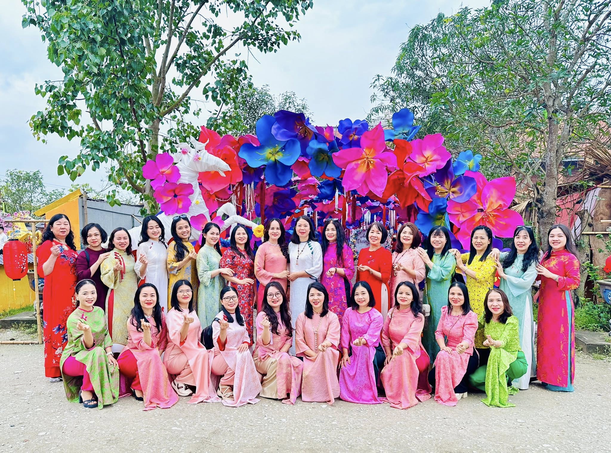 TÔN VINH VẺ ĐẸP NGƯỜI PHỤ NỮ VIỆT QUA TUẦN LỄ ÁO DÀI