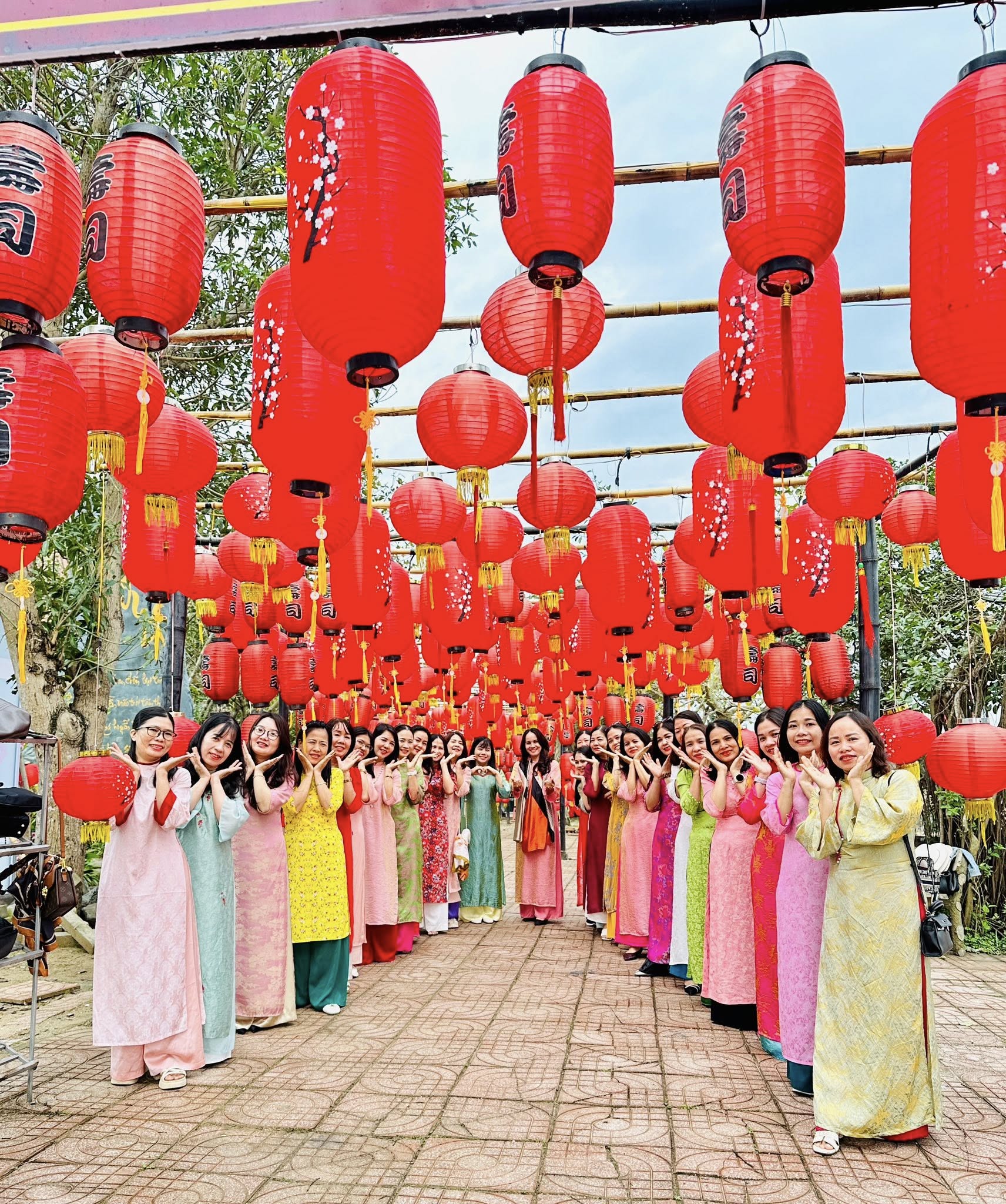 TÔN VINH VẺ ĐẸP NGƯỜI PHỤ NỮ VIỆT QUA TUẦN LỄ ÁO DÀI