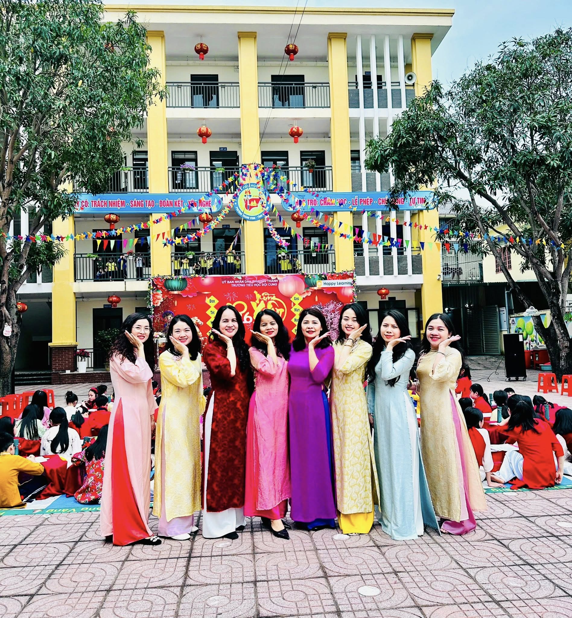 TÔN VINH VẺ ĐẸP NGƯỜI PHỤ NỮ VIỆT QUA TUẦN LỄ ÁO DÀI