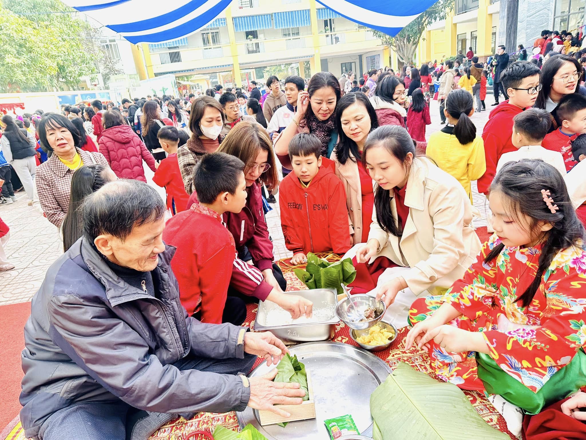 NGÀY HỘI “XUÂN YÊU THƯƠNG” NĂM 2025 MỪNG XUÂN ẤT TỴ CỦA TRƯỜNG TH ĐỘI CUNG