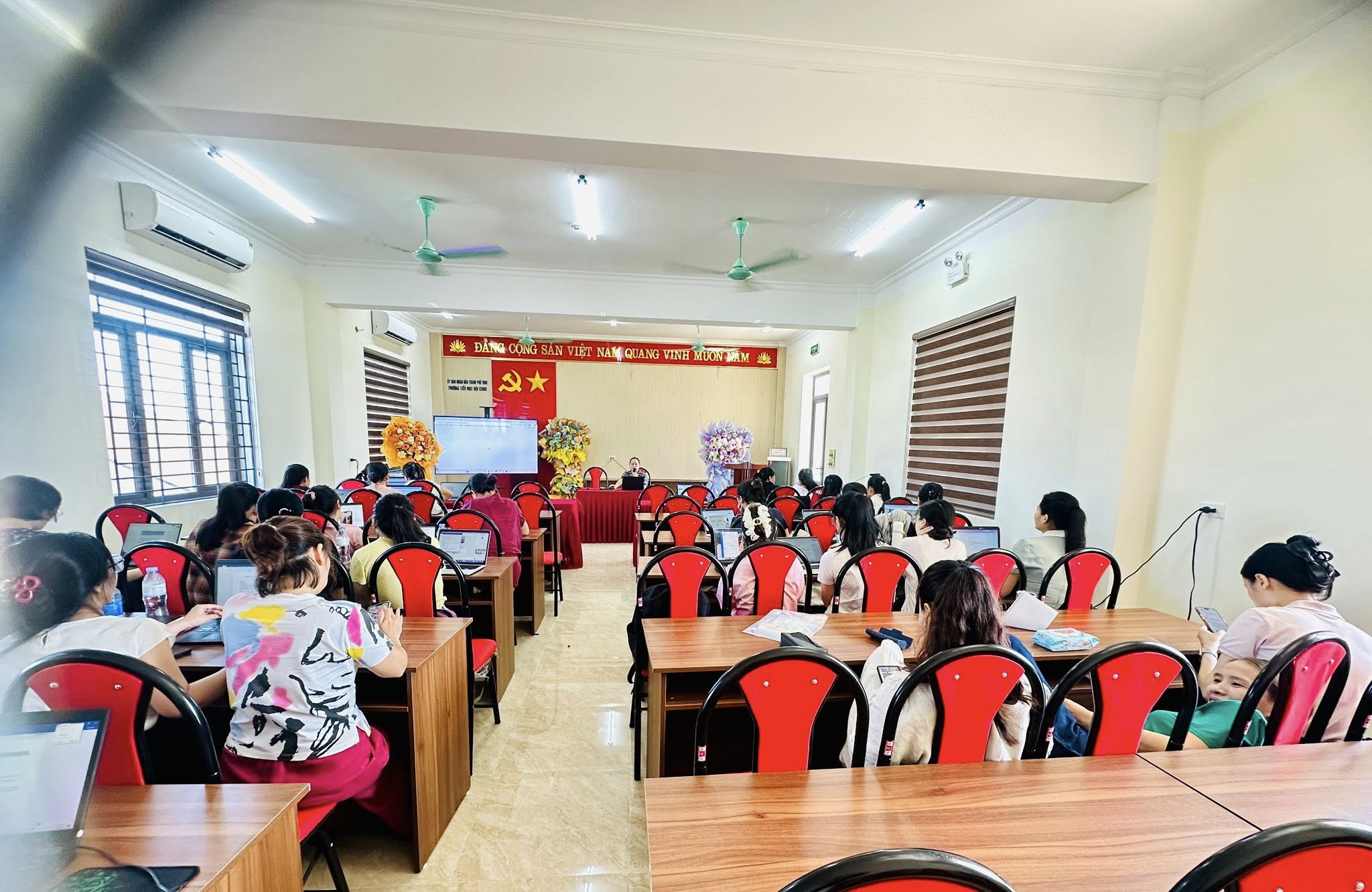 TẬP HUẤN ỨNG DỤNG CÔNG NGHỆ AI TRONG DẠY HỌC