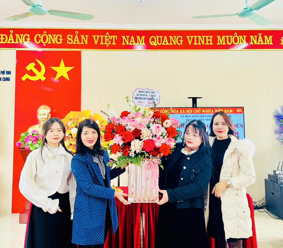 TRƯỜNG TH ĐỘI CUNG CHÀO ĐÓN 23 SINH VIÊN K62, NGÀNH GDTH-TRƯỜNG ĐH VINH VỀ THỰC TẬP SƯ PHẠM TẠI TRƯỜNG TỪ NGÀY 10/02/2025 ĐẾN 06/4/2025