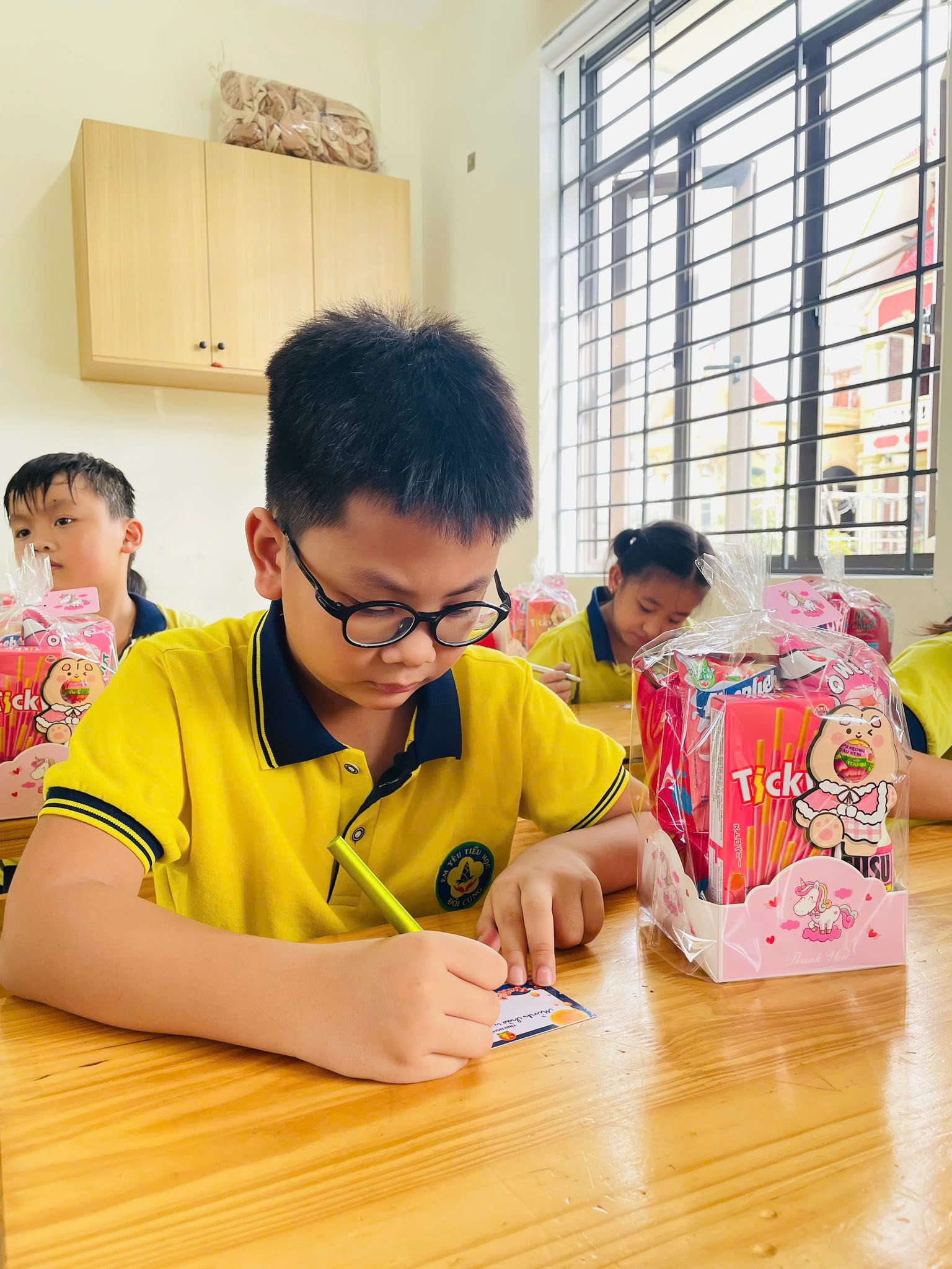 “GÓI TRĂNG TRAO EM” – GÓI YÊU THƯƠNG, GỬI NỤ CƯỜI! CÁC EM HỌC SINH TH ĐỘI CUNG CÙNG NHAU THẮP SÁNG MÙA TRĂNG BẰNG TẤM LÒNG SẺ CHIA VÀ NHÂN ÁI.