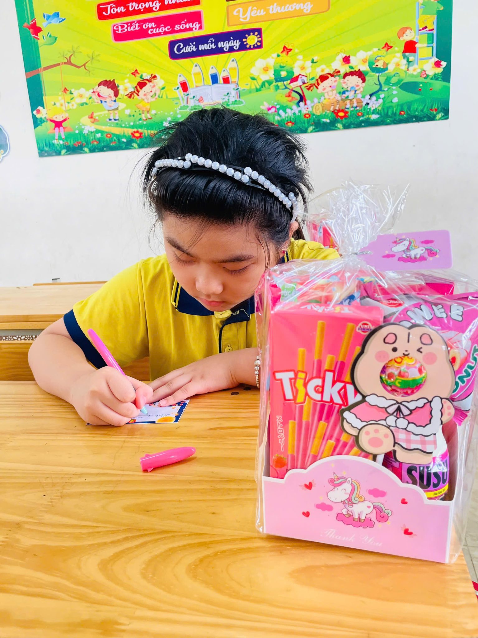 “GÓI TRĂNG TRAO EM” – GÓI YÊU THƯƠNG, GỬI NỤ CƯỜI! CÁC EM HỌC SINH TH ĐỘI CUNG CÙNG NHAU THẮP SÁNG MÙA TRĂNG BẰNG TẤM LÒNG SẺ CHIA VÀ NHÂN ÁI.