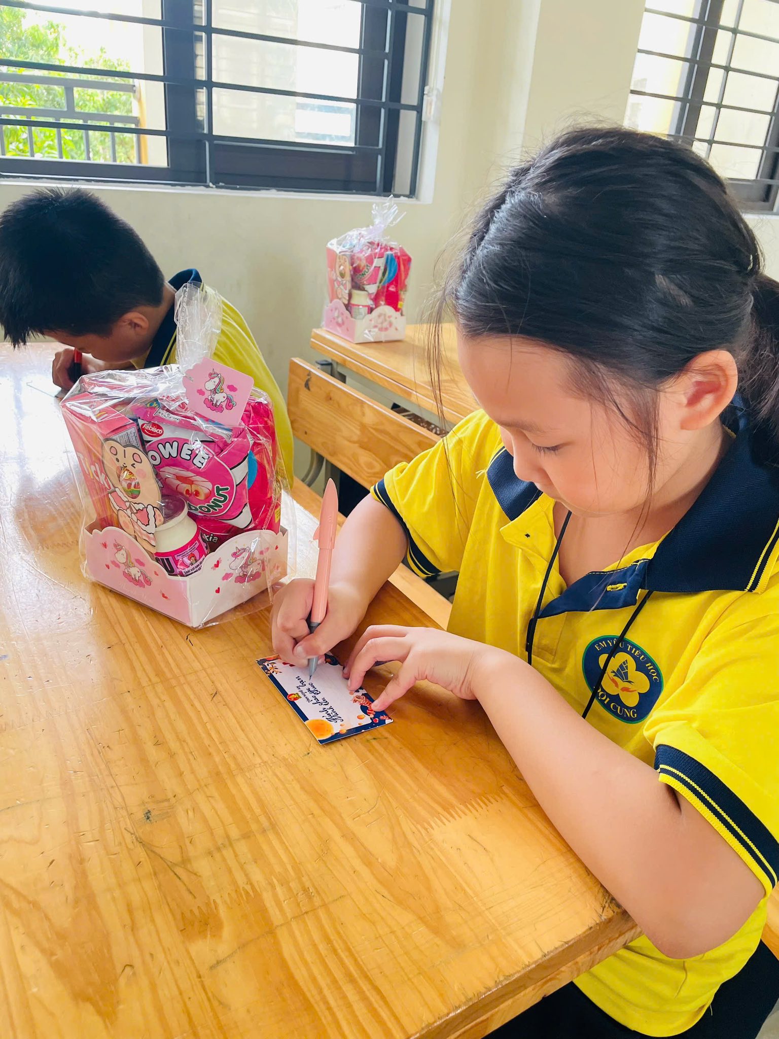 “GÓI TRĂNG TRAO EM” – GÓI YÊU THƯƠNG, GỬI NỤ CƯỜI! CÁC EM HỌC SINH TH ĐỘI CUNG CÙNG NHAU THẮP SÁNG MÙA TRĂNG BẰNG TẤM LÒNG SẺ CHIA VÀ NHÂN ÁI.