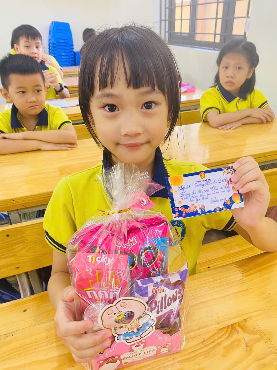 “GÓI TRĂNG TRAO EM” – GÓI YÊU THƯƠNG, GỬI NỤ CƯỜI! CÁC EM HỌC SINH TH ĐỘI CUNG CÙNG NHAU THẮP SÁNG MÙA TRĂNG BẰNG TẤM LÒNG SẺ CHIA VÀ NHÂN ÁI.