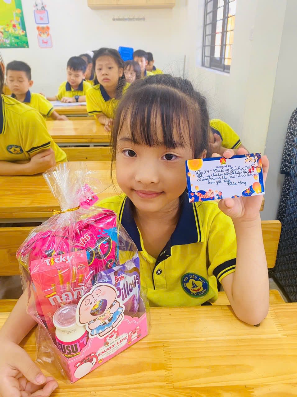 “GÓI TRĂNG TRAO EM” – GÓI YÊU THƯƠNG, GỬI NỤ CƯỜI! CÁC EM HỌC SINH TH ĐỘI CUNG CÙNG NHAU THẮP SÁNG MÙA TRĂNG BẰNG TẤM LÒNG SẺ CHIA VÀ NHÂN ÁI.