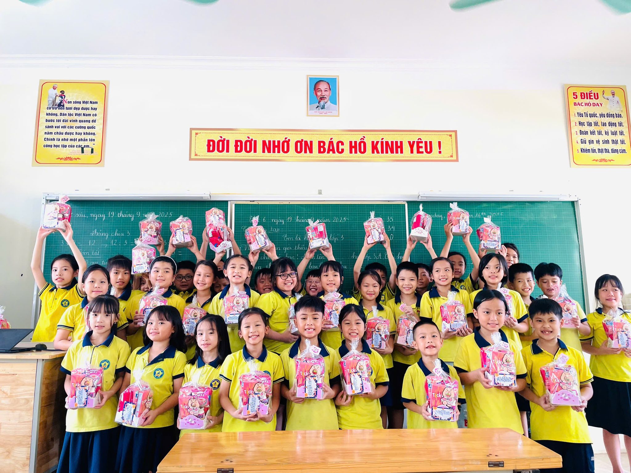 “GÓI TRĂNG TRAO EM” – GÓI YÊU THƯƠNG, GỬI NỤ CƯỜI! CÁC EM HỌC SINH TH ĐỘI CUNG CÙNG NHAU THẮP SÁNG MÙA TRĂNG BẰNG TẤM LÒNG SẺ CHIA VÀ NHÂN ÁI.