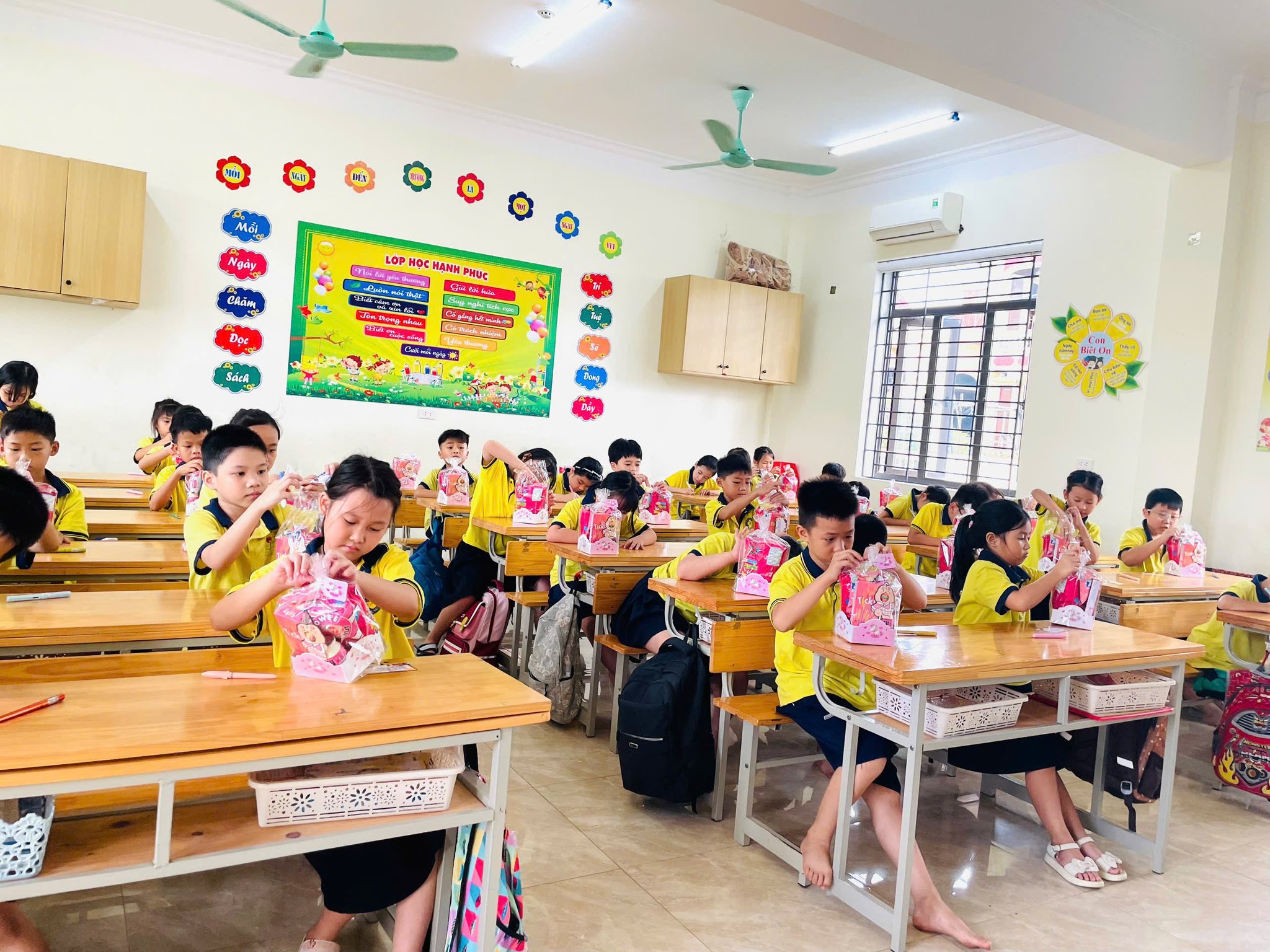 “GÓI TRĂNG TRAO EM” – GÓI YÊU THƯƠNG, GỬI NỤ CƯỜI! CÁC EM HỌC SINH TH ĐỘI CUNG CÙNG NHAU THẮP SÁNG MÙA TRĂNG BẰNG TẤM LÒNG SẺ CHIA VÀ NHÂN ÁI.