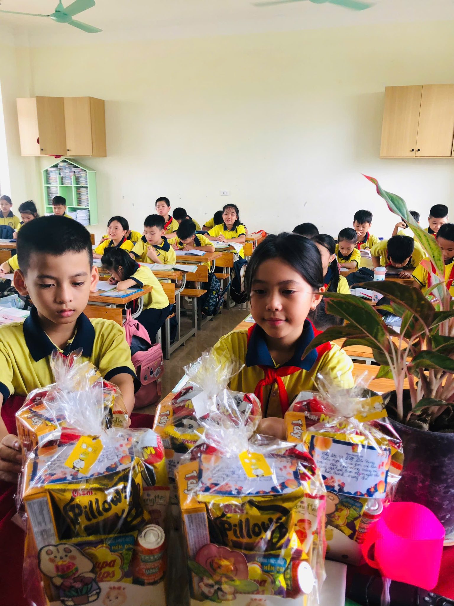 “GÓI TRĂNG TRAO EM” – GÓI YÊU THƯƠNG, GỬI NỤ CƯỜI! CÁC EM HỌC SINH TH ĐỘI CUNG CÙNG NHAU THẮP SÁNG MÙA TRĂNG BẰNG TẤM LÒNG SẺ CHIA VÀ NHÂN ÁI.