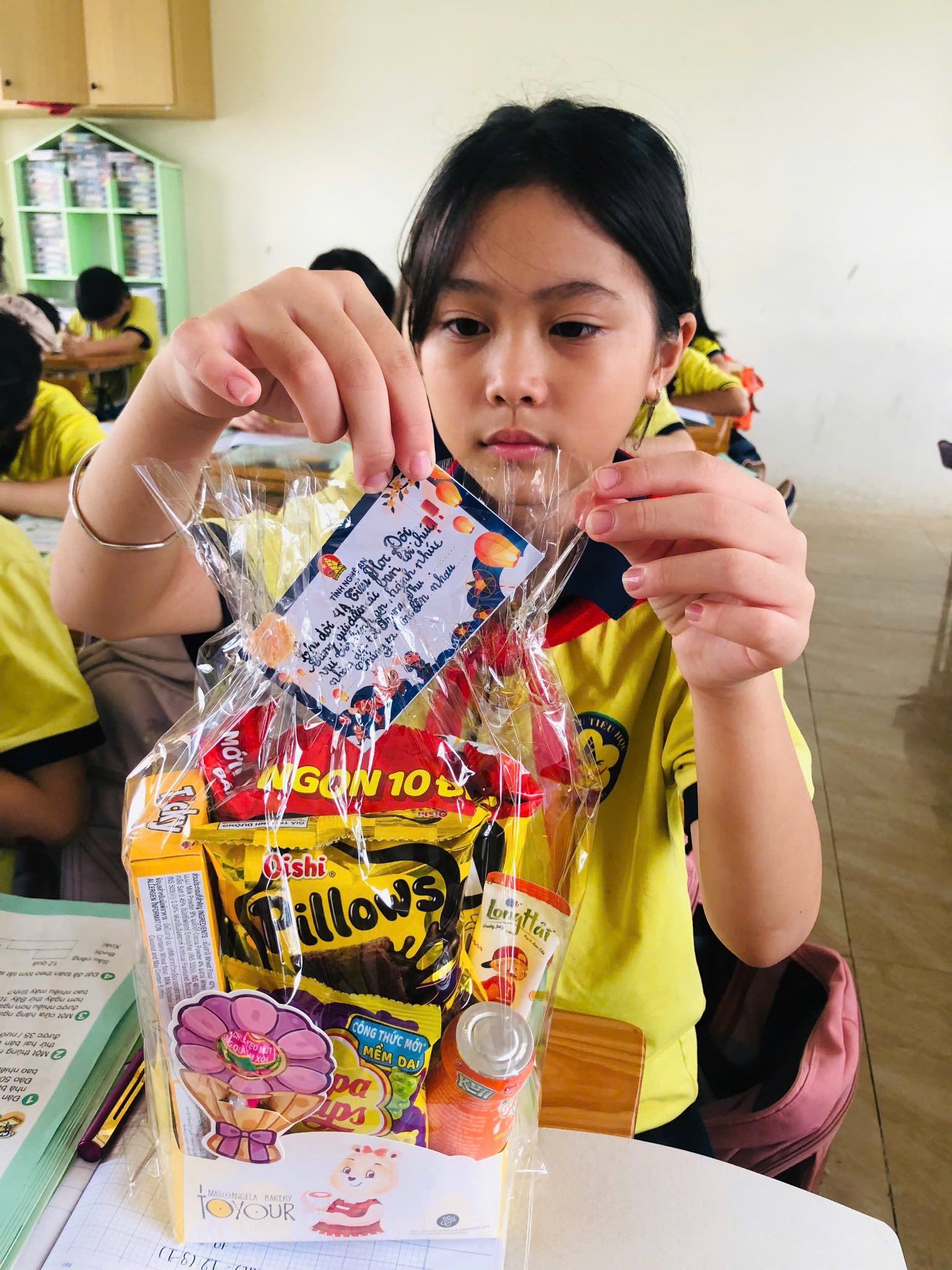 “GÓI TRĂNG TRAO EM” – GÓI YÊU THƯƠNG, GỬI NỤ CƯỜI! CÁC EM HỌC SINH TH ĐỘI CUNG CÙNG NHAU THẮP SÁNG MÙA TRĂNG BẰNG TẤM LÒNG SẺ CHIA VÀ NHÂN ÁI.