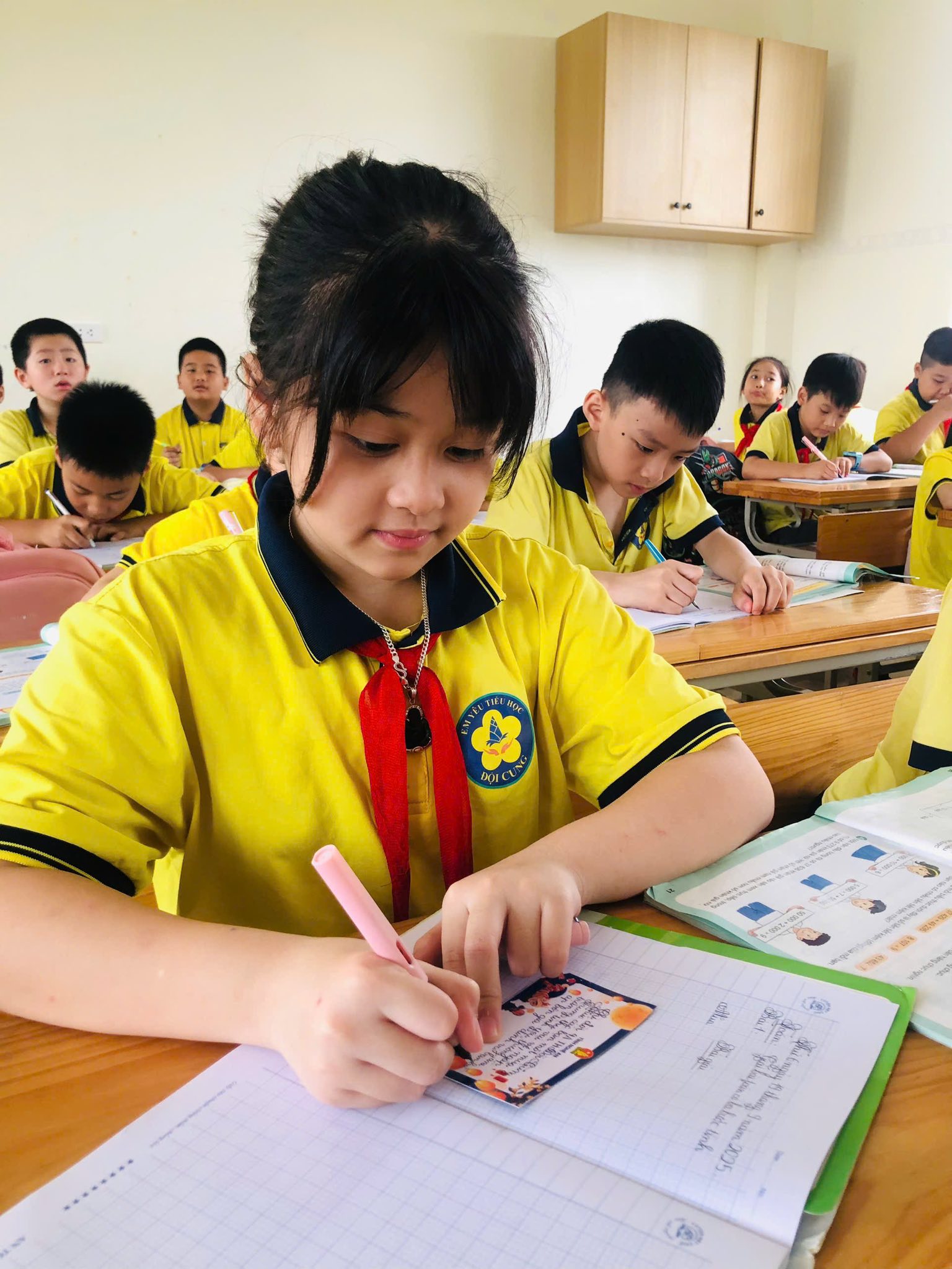 “GÓI TRĂNG TRAO EM” – GÓI YÊU THƯƠNG, GỬI NỤ CƯỜI! CÁC EM HỌC SINH TH ĐỘI CUNG CÙNG NHAU THẮP SÁNG MÙA TRĂNG BẰNG TẤM LÒNG SẺ CHIA VÀ NHÂN ÁI.