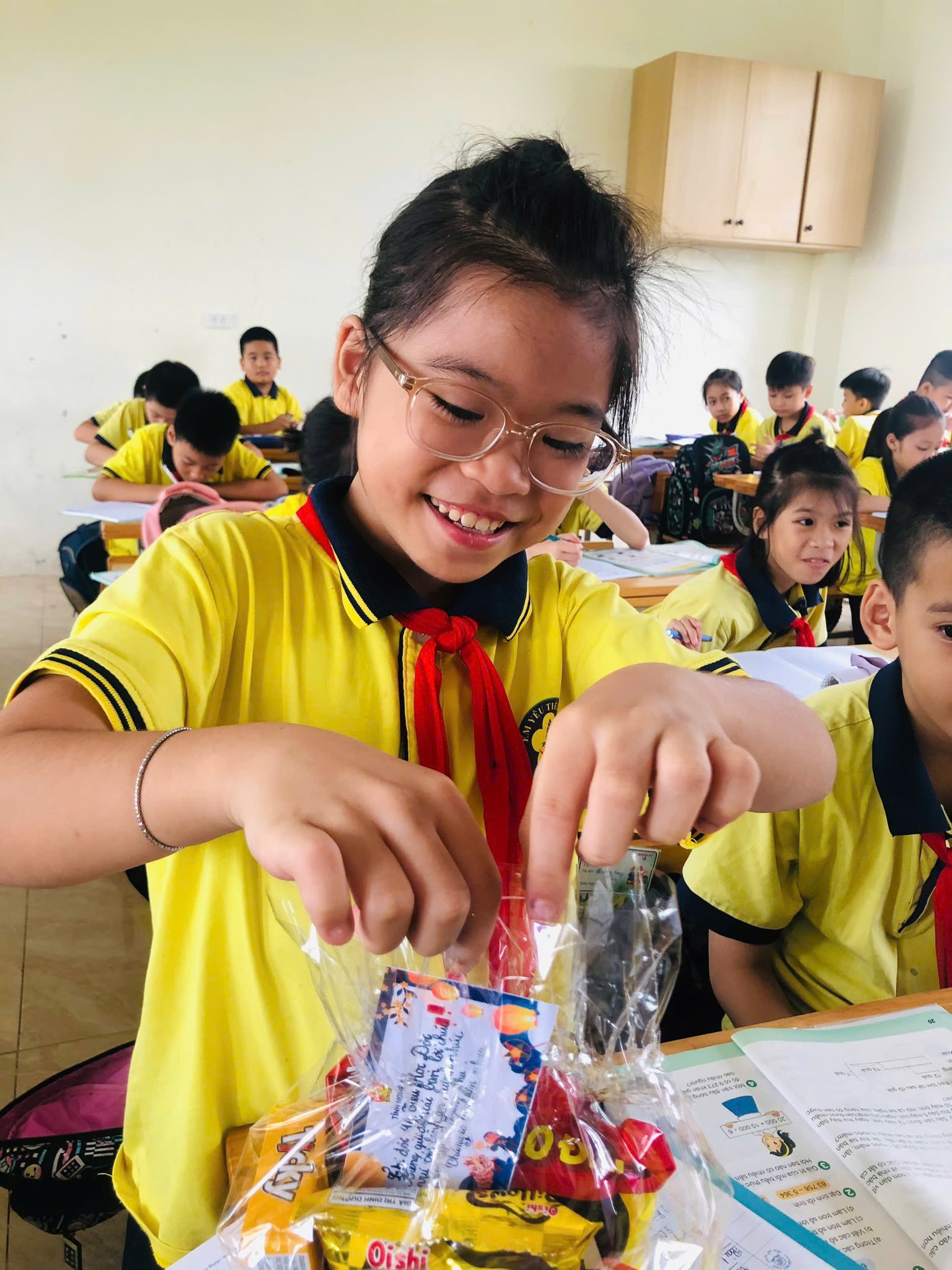 “GÓI TRĂNG TRAO EM” – GÓI YÊU THƯƠNG, GỬI NỤ CƯỜI! CÁC EM HỌC SINH TH ĐỘI CUNG CÙNG NHAU THẮP SÁNG MÙA TRĂNG BẰNG TẤM LÒNG SẺ CHIA VÀ NHÂN ÁI.