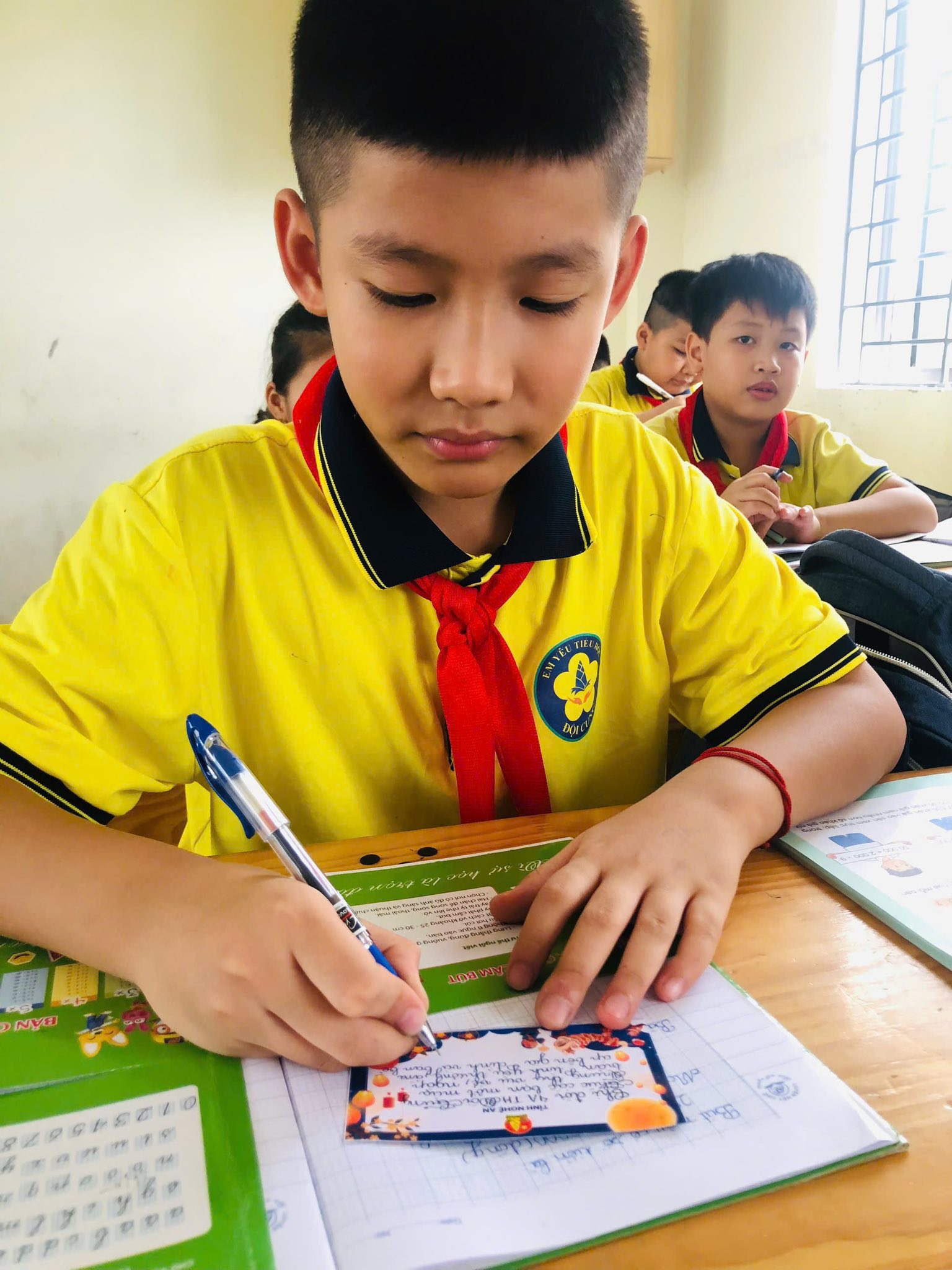 “GÓI TRĂNG TRAO EM” – GÓI YÊU THƯƠNG, GỬI NỤ CƯỜI! CÁC EM HỌC SINH TH ĐỘI CUNG CÙNG NHAU THẮP SÁNG MÙA TRĂNG BẰNG TẤM LÒNG SẺ CHIA VÀ NHÂN ÁI.