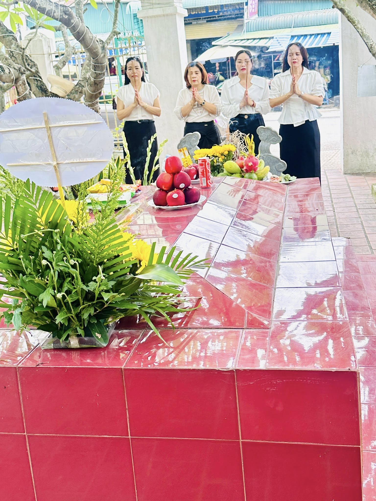 NHÂN DỊP KỶ NIỆM 78 NĂM NGÀY THƯƠNG BINH - LIỆT SỸ (27/7/1947 – 27/7/2025), ĐẠI DIỆN TẬP THỂ CÁN BỘ, GIÁO VIÊN, NHÂN VIÊN TRƯỜNG TIỂU HỌC ĐỘI CUNG ĐÃ TỔ CHỨC LỄ DÂNG HƯƠNG TƯỞNG NIỆM TẠI MỘ LIỆT SỸ NGUYỄN VĂN CUNG VÀ NGHĨA TRANG LIỆT SỸ THÀNH PHỐ VINH