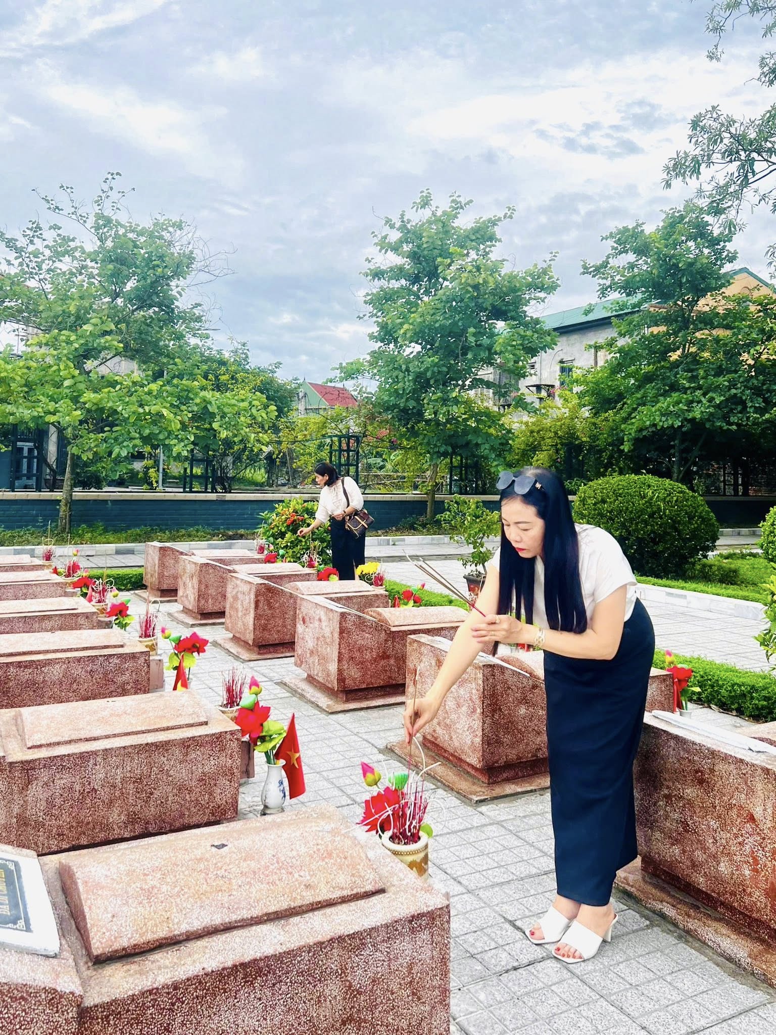 NHÂN DỊP KỶ NIỆM 78 NĂM NGÀY THƯƠNG BINH - LIỆT SỸ (27/7/1947 – 27/7/2025), ĐẠI DIỆN TẬP THỂ CÁN BỘ, GIÁO VIÊN, NHÂN VIÊN TRƯỜNG TIỂU HỌC ĐỘI CUNG ĐÃ TỔ CHỨC LỄ DÂNG HƯƠNG TƯỞNG NIỆM TẠI MỘ LIỆT SỸ NGUYỄN VĂN CUNG VÀ NGHĨA TRANG LIỆT SỸ THÀNH PHỐ VINH