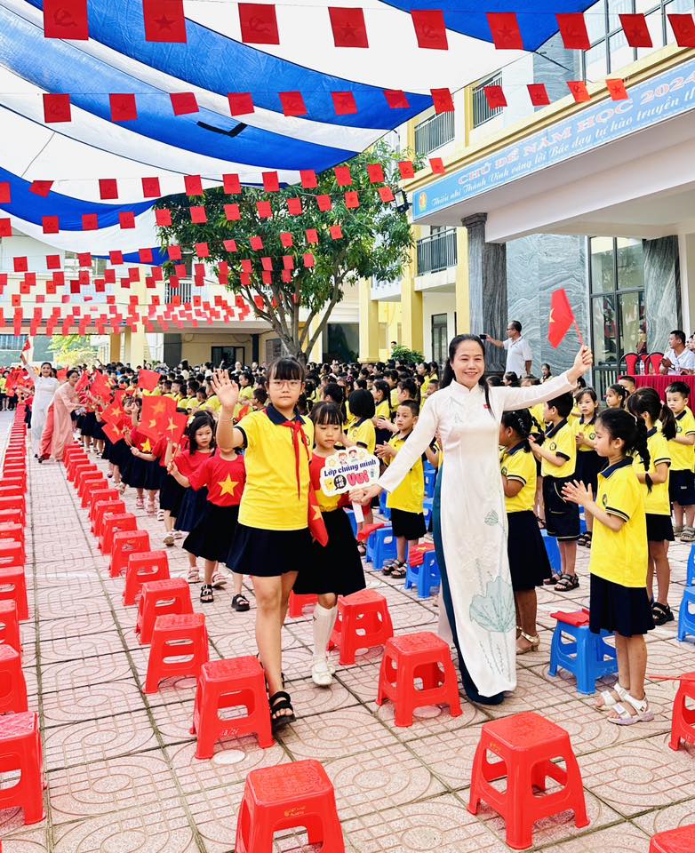 LỄ KHAI GIẢNG NĂM HỌC 2025–2026 & VÀ THAM GIA LỄ KỶ NIỆM 80 NĂM NGÀY THÀNH LẬP BỘ QUỐC GIA GIÁO DỤC (TIỀN THÂN CỦA BỘ GD& ĐT) TẠI TRƯỜNG TH ĐỘI CUNG