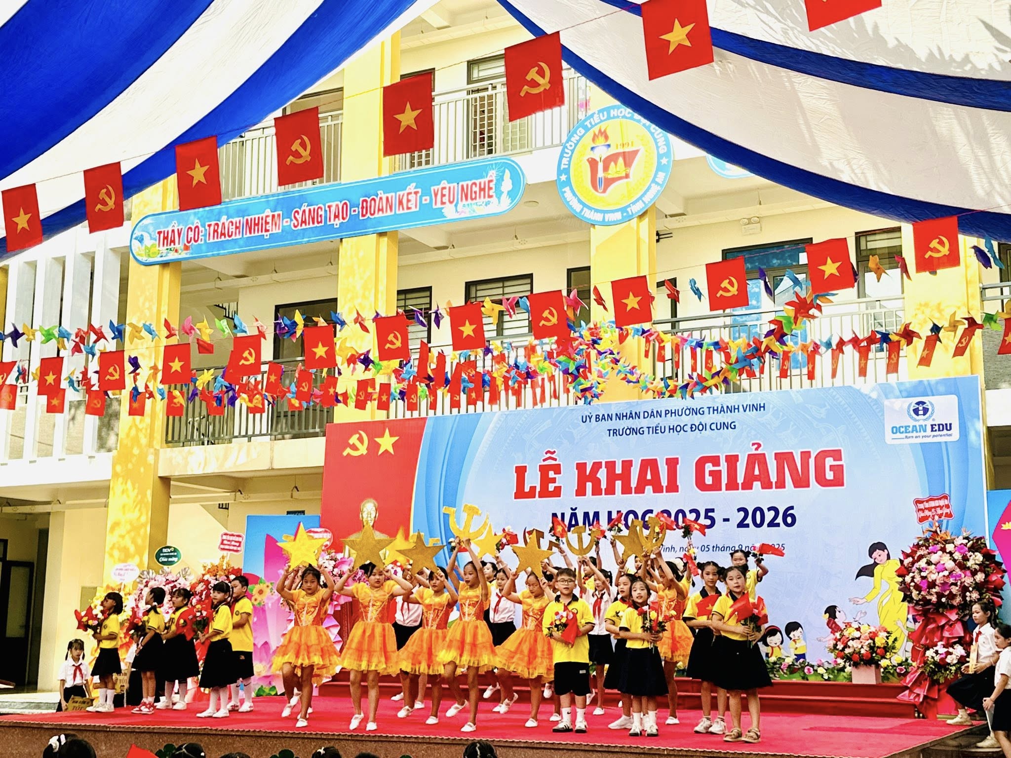 LỄ KHAI GIẢNG NĂM HỌC 2025–2026 & VÀ THAM GIA LỄ KỶ NIỆM 80 NĂM NGÀY THÀNH LẬP BỘ QUỐC GIA GIÁO DỤC (TIỀN THÂN CỦA BỘ GD& ĐT) TẠI TRƯỜNG TH ĐỘI CUNG