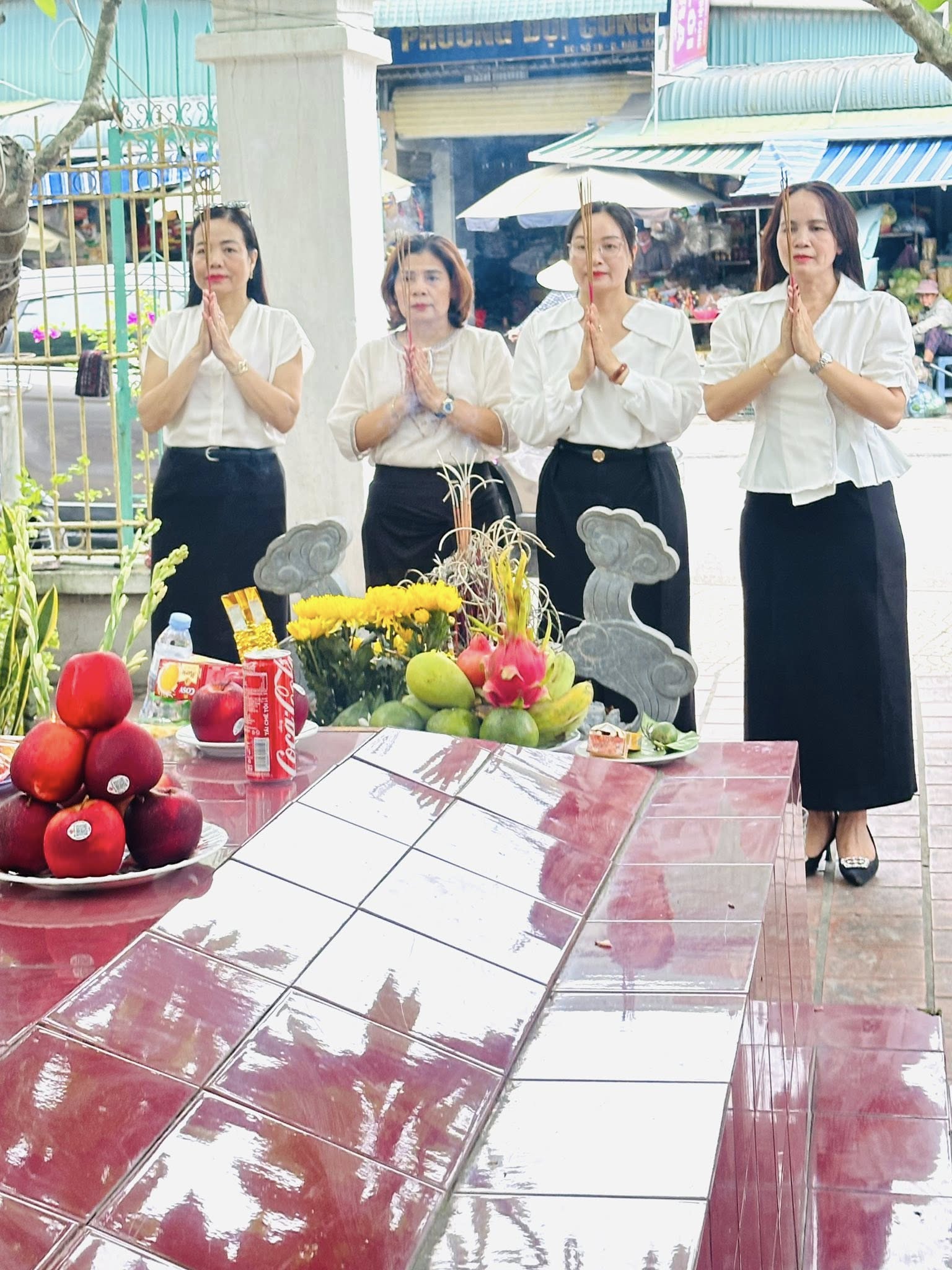 NHÂN DỊP KỶ NIỆM 78 NĂM NGÀY THƯƠNG BINH - LIỆT SỸ (27/7/1947 – 27/7/2025), ĐẠI DIỆN TẬP THỂ CÁN BỘ, GIÁO VIÊN, NHÂN VIÊN TRƯỜNG TIỂU HỌC ĐỘI CUNG ĐÃ TỔ CHỨC LỄ DÂNG HƯƠNG TƯỞNG NIỆM TẠI MỘ LIỆT SỸ NGUYỄN VĂN CUNG VÀ NGHĨA TRANG LIỆT SỸ THÀNH PHỐ VINH