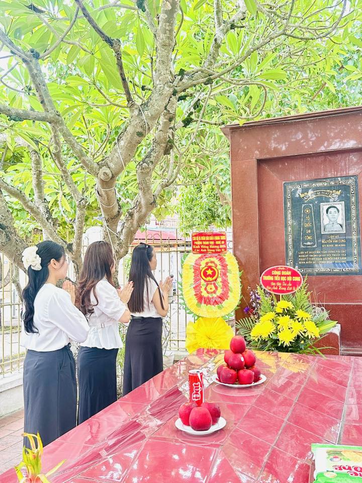 NHÂN DỊP KỶ NIỆM 78 NĂM NGÀY THƯƠNG BINH - LIỆT SỸ (27/7/1947 – 27/7/2025), ĐẠI DIỆN TẬP THỂ CÁN BỘ, GIÁO VIÊN, NHÂN VIÊN TRƯỜNG TIỂU HỌC ĐỘI CUNG ĐÃ TỔ CHỨC LỄ DÂNG HƯƠNG TƯỞNG NIỆM TẠI MỘ LIỆT SỸ NGUYỄN VĂN CUNG VÀ NGHĨA TRANG LIỆT SỸ THÀNH PHỐ VINH