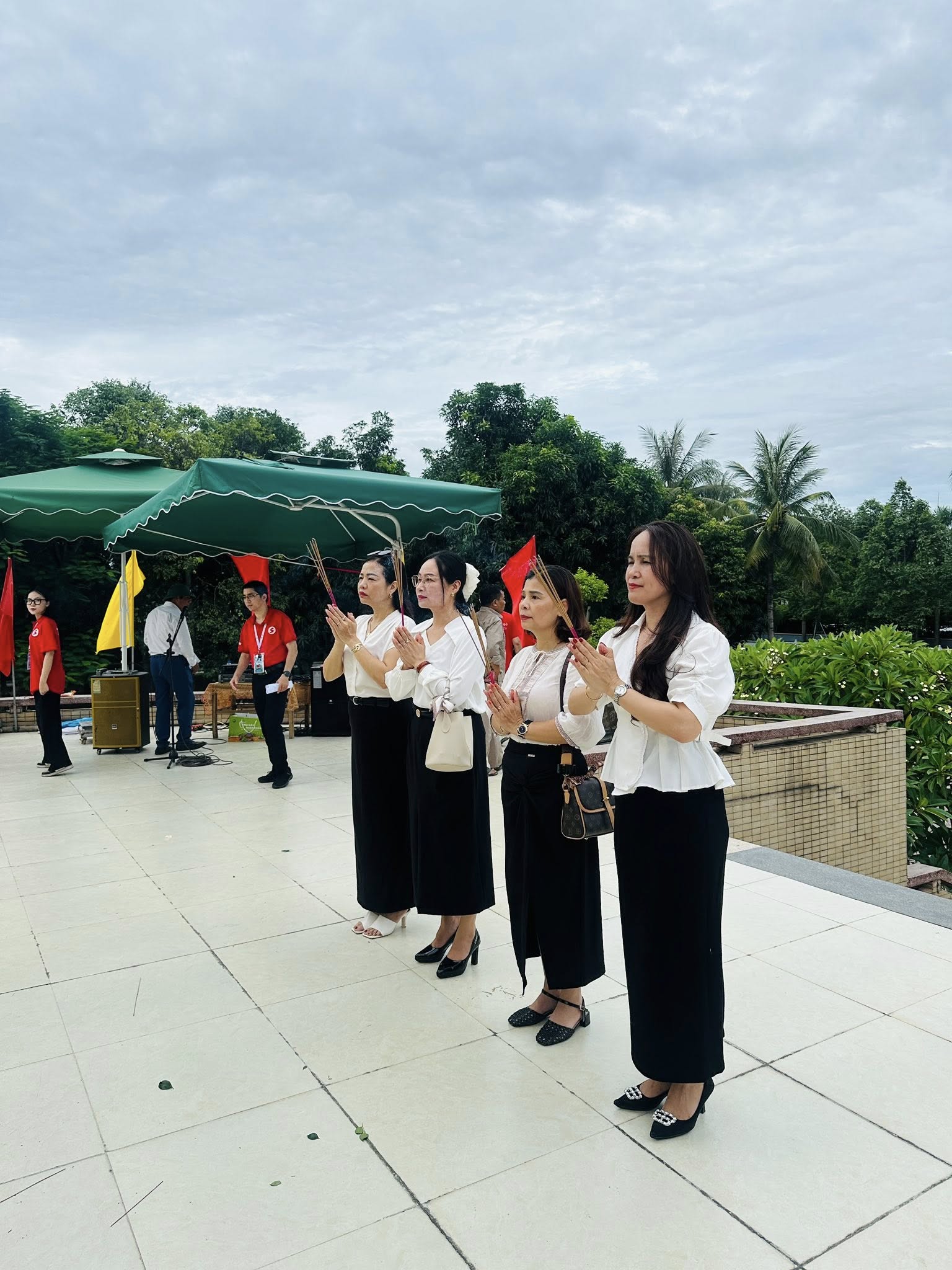 NHÂN DỊP KỶ NIỆM 78 NĂM NGÀY THƯƠNG BINH - LIỆT SỸ (27/7/1947 – 27/7/2025), ĐẠI DIỆN TẬP THỂ CÁN BỘ, GIÁO VIÊN, NHÂN VIÊN TRƯỜNG TIỂU HỌC ĐỘI CUNG ĐÃ TỔ CHỨC LỄ DÂNG HƯƠNG TƯỞNG NIỆM TẠI MỘ LIỆT SỸ NGUYỄN VĂN CUNG VÀ NGHĨA TRANG LIỆT SỸ THÀNH PHỐ VINH