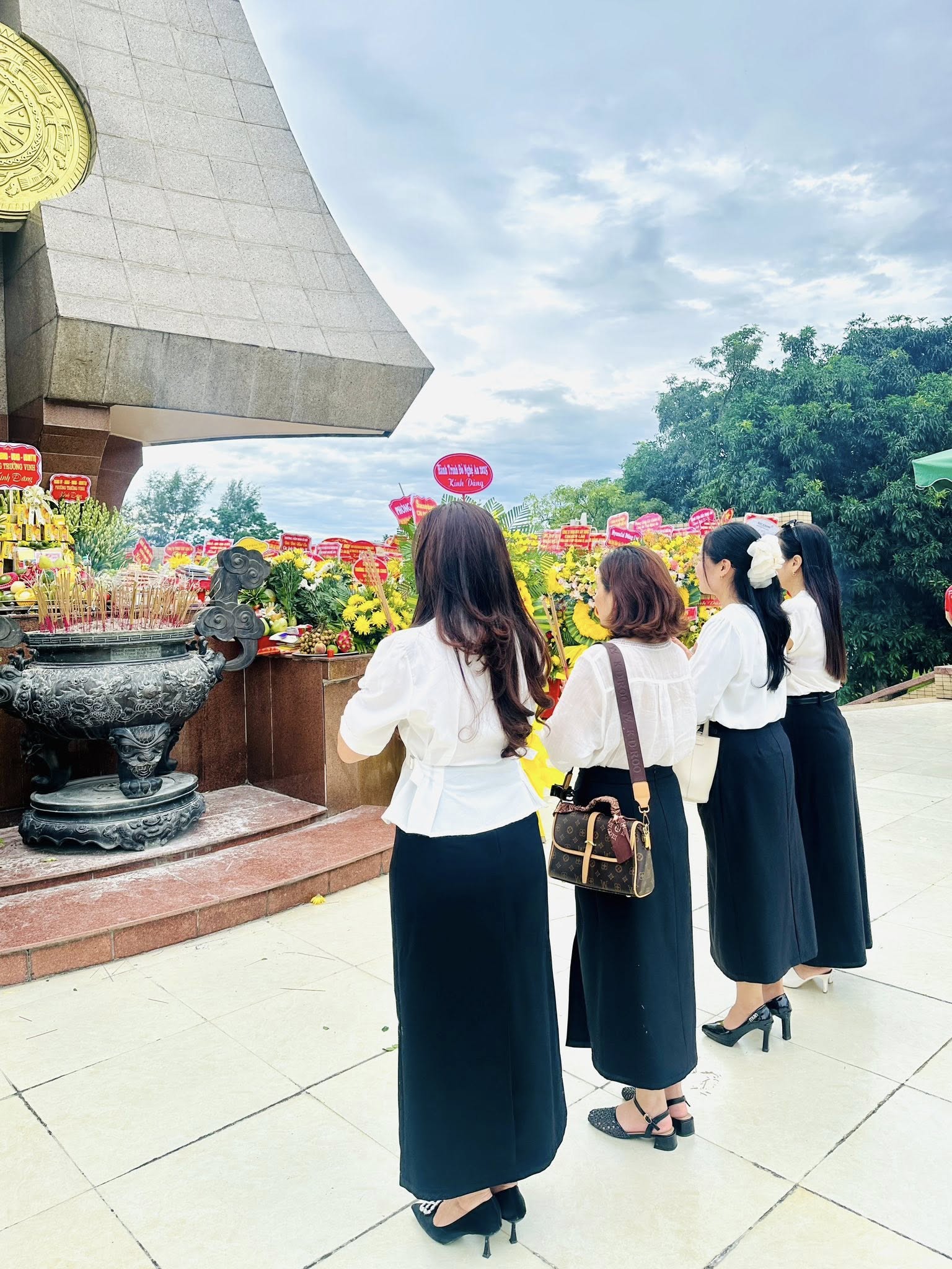 NHÂN DỊP KỶ NIỆM 78 NĂM NGÀY THƯƠNG BINH - LIỆT SỸ (27/7/1947 – 27/7/2025), ĐẠI DIỆN TẬP THỂ CÁN BỘ, GIÁO VIÊN, NHÂN VIÊN TRƯỜNG TIỂU HỌC ĐỘI CUNG ĐÃ TỔ CHỨC LỄ DÂNG HƯƠNG TƯỞNG NIỆM TẠI MỘ LIỆT SỸ NGUYỄN VĂN CUNG VÀ NGHĨA TRANG LIỆT SỸ THÀNH PHỐ VINH