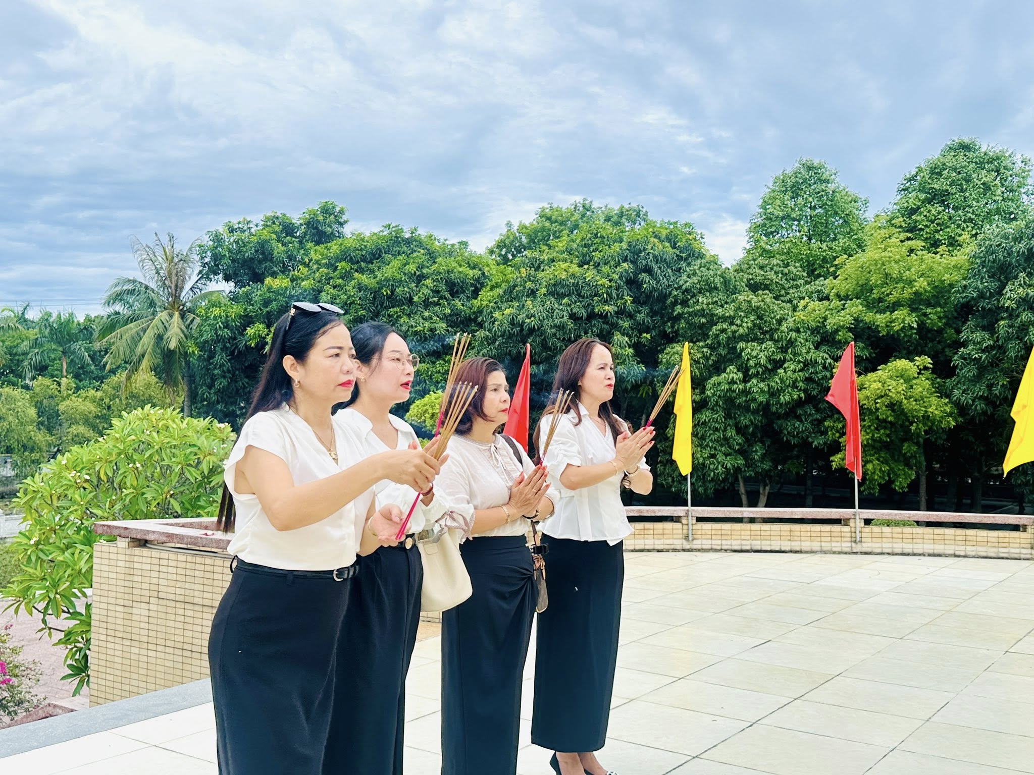 NHÂN DỊP KỶ NIỆM 78 NĂM NGÀY THƯƠNG BINH - LIỆT SỸ (27/7/1947 – 27/7/2025), ĐẠI DIỆN TẬP THỂ CÁN BỘ, GIÁO VIÊN, NHÂN VIÊN TRƯỜNG TIỂU HỌC ĐỘI CUNG ĐÃ TỔ CHỨC LỄ DÂNG HƯƠNG TƯỞNG NIỆM TẠI MỘ LIỆT SỸ NGUYỄN VĂN CUNG VÀ NGHĨA TRANG LIỆT SỸ THÀNH PHỐ VINH