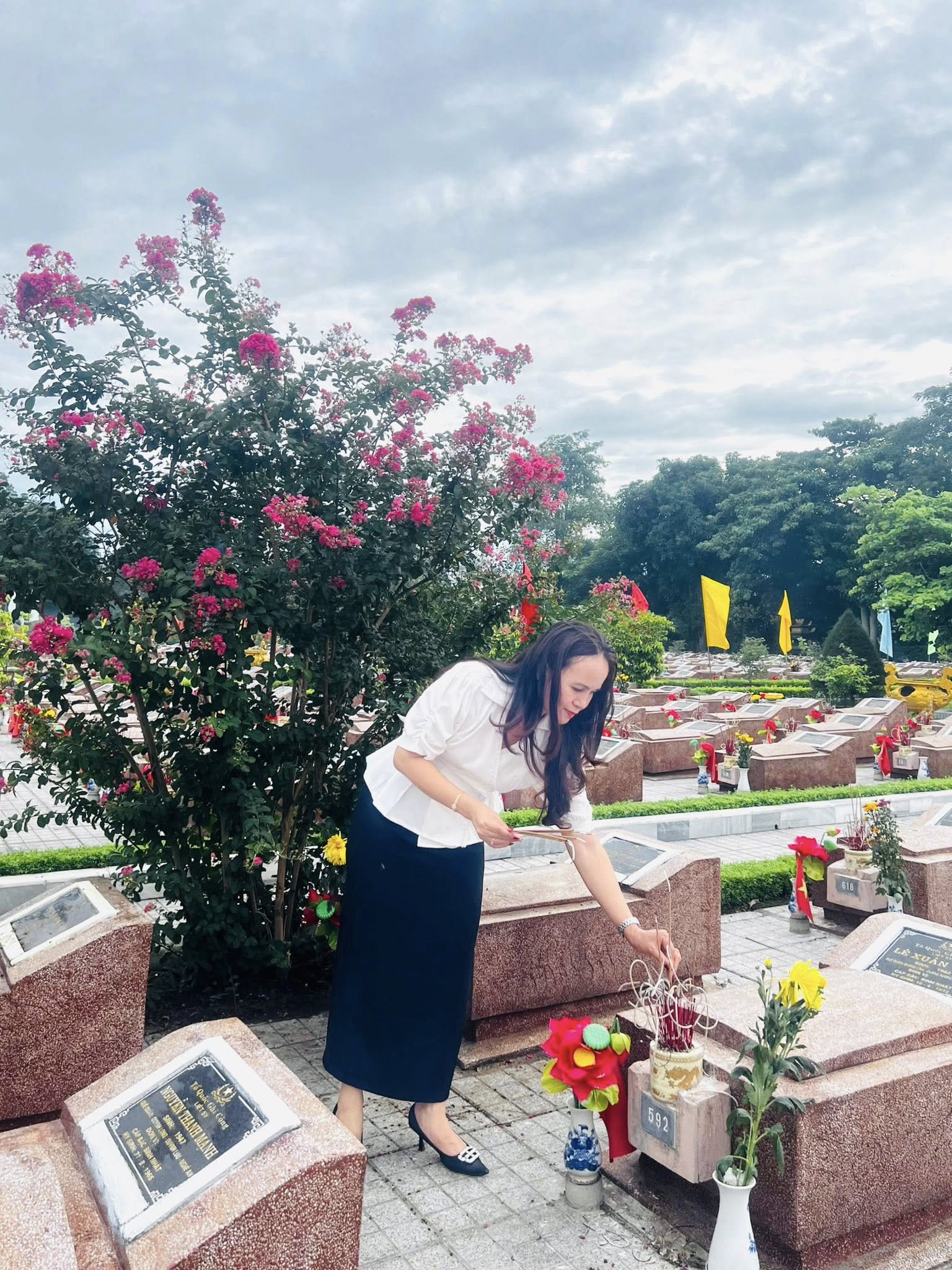 NHÂN DỊP KỶ NIỆM 78 NĂM NGÀY THƯƠNG BINH - LIỆT SỸ (27/7/1947 – 27/7/2025), ĐẠI DIỆN TẬP THỂ CÁN BỘ, GIÁO VIÊN, NHÂN VIÊN TRƯỜNG TIỂU HỌC ĐỘI CUNG ĐÃ TỔ CHỨC LỄ DÂNG HƯƠNG TƯỞNG NIỆM TẠI MỘ LIỆT SỸ NGUYỄN VĂN CUNG VÀ NGHĨA TRANG LIỆT SỸ THÀNH PHỐ VINH