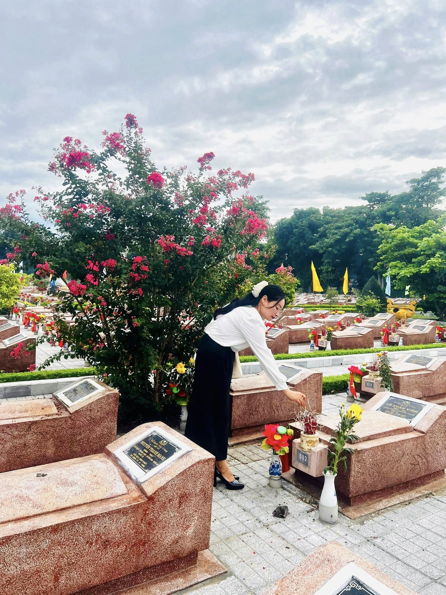 NHÂN DỊP KỶ NIỆM 78 NĂM NGÀY THƯƠNG BINH - LIỆT SỸ (27/7/1947 – 27/7/2025), ĐẠI DIỆN TẬP THỂ CÁN BỘ, GIÁO VIÊN, NHÂN VIÊN TRƯỜNG TIỂU HỌC ĐỘI CUNG ĐÃ TỔ CHỨC LỄ DÂNG HƯƠNG TƯỞNG NIỆM TẠI MỘ LIỆT SỸ NGUYỄN VĂN CUNG VÀ NGHĨA TRANG LIỆT SỸ THÀNH PHỐ VINH