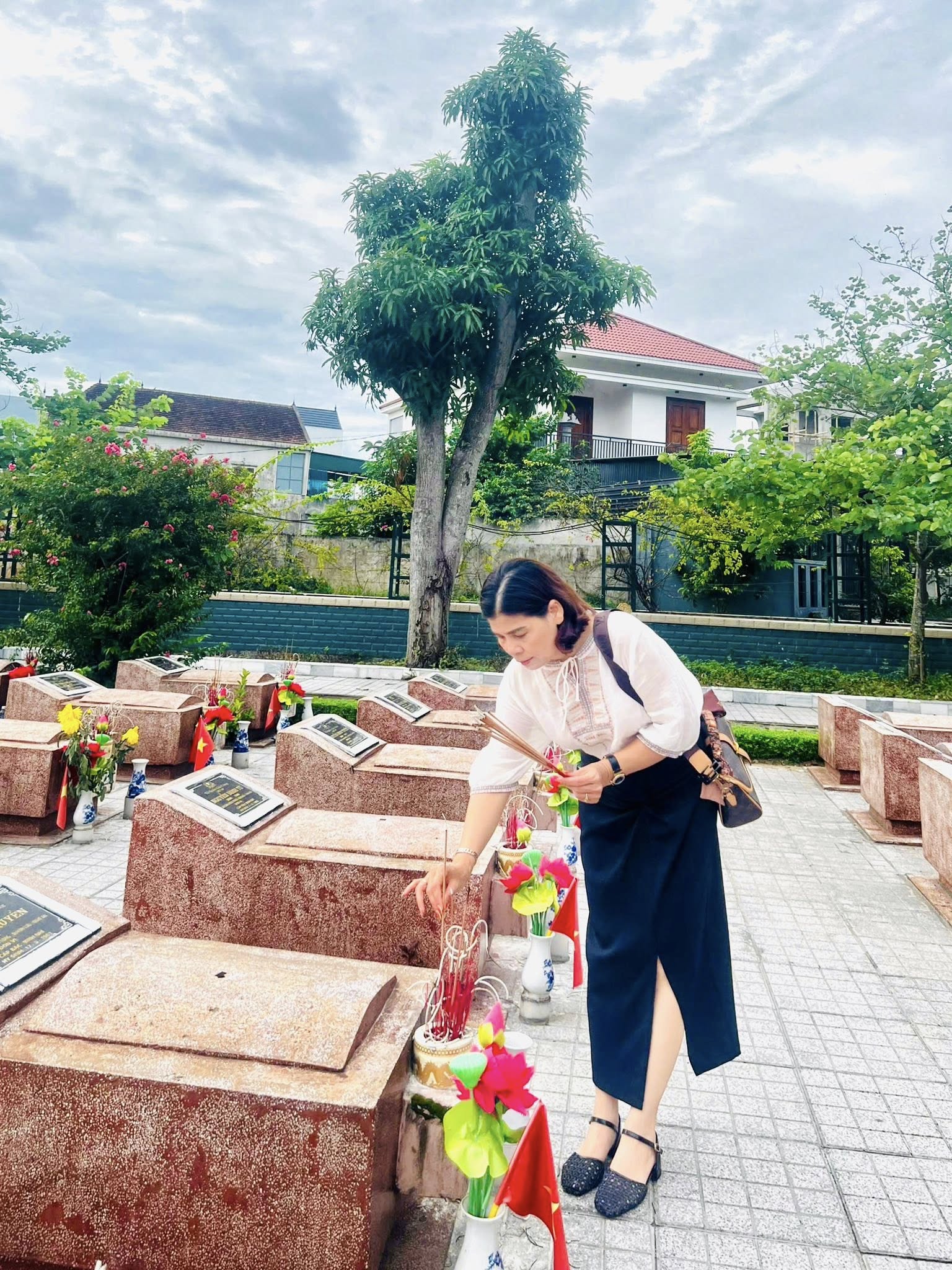 NHÂN DỊP KỶ NIỆM 78 NĂM NGÀY THƯƠNG BINH - LIỆT SỸ (27/7/1947 – 27/7/2025), ĐẠI DIỆN TẬP THỂ CÁN BỘ, GIÁO VIÊN, NHÂN VIÊN TRƯỜNG TIỂU HỌC ĐỘI CUNG ĐÃ TỔ CHỨC LỄ DÂNG HƯƠNG TƯỞNG NIỆM TẠI MỘ LIỆT SỸ NGUYỄN VĂN CUNG VÀ NGHĨA TRANG LIỆT SỸ THÀNH PHỐ VINH