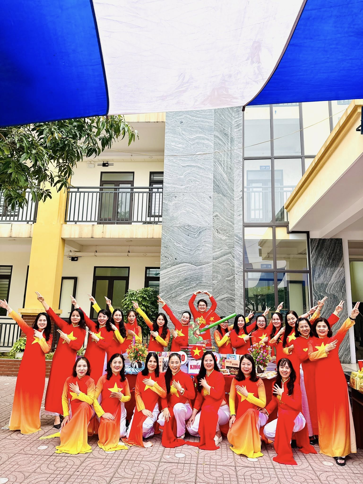 TRƯỜNG TIỂU HỌC ĐỘI CUNG RỰC RỠ SẮC MÀU CHÀO MỪNG 50 NĂM NGÀY HỘI NON SÔNG THỐNG NHẤT