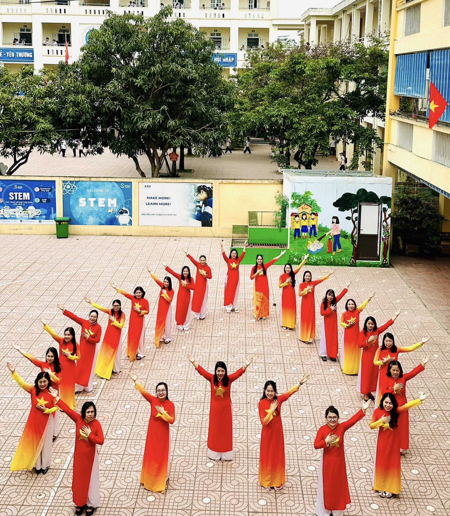 TRƯỜNG TIỂU HỌC ĐỘI CUNG RỰC RỠ SẮC MÀU CHÀO MỪNG 50 NĂM NGÀY HỘI NON SÔNG THỐNG NHẤT