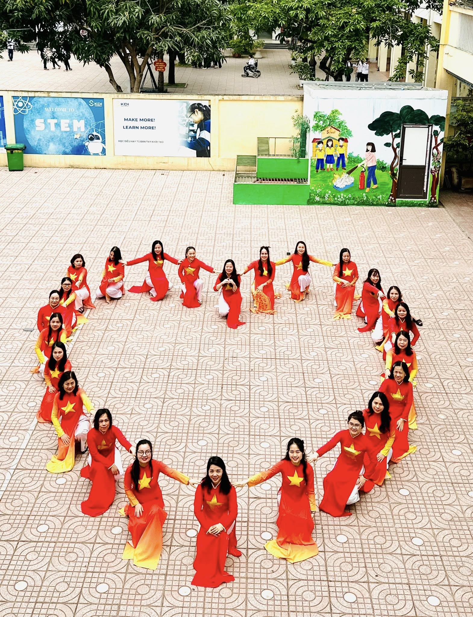 TRƯỜNG TIỂU HỌC ĐỘI CUNG RỰC RỠ SẮC MÀU CHÀO MỪNG 50 NĂM NGÀY HỘI NON SÔNG THỐNG NHẤT