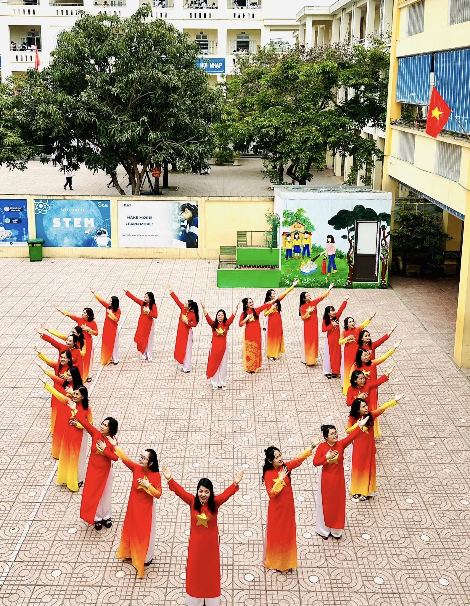 TRƯỜNG TIỂU HỌC ĐỘI CUNG RỰC RỠ SẮC MÀU CHÀO MỪNG 50 NĂM NGÀY HỘI NON SÔNG THỐNG NHẤT