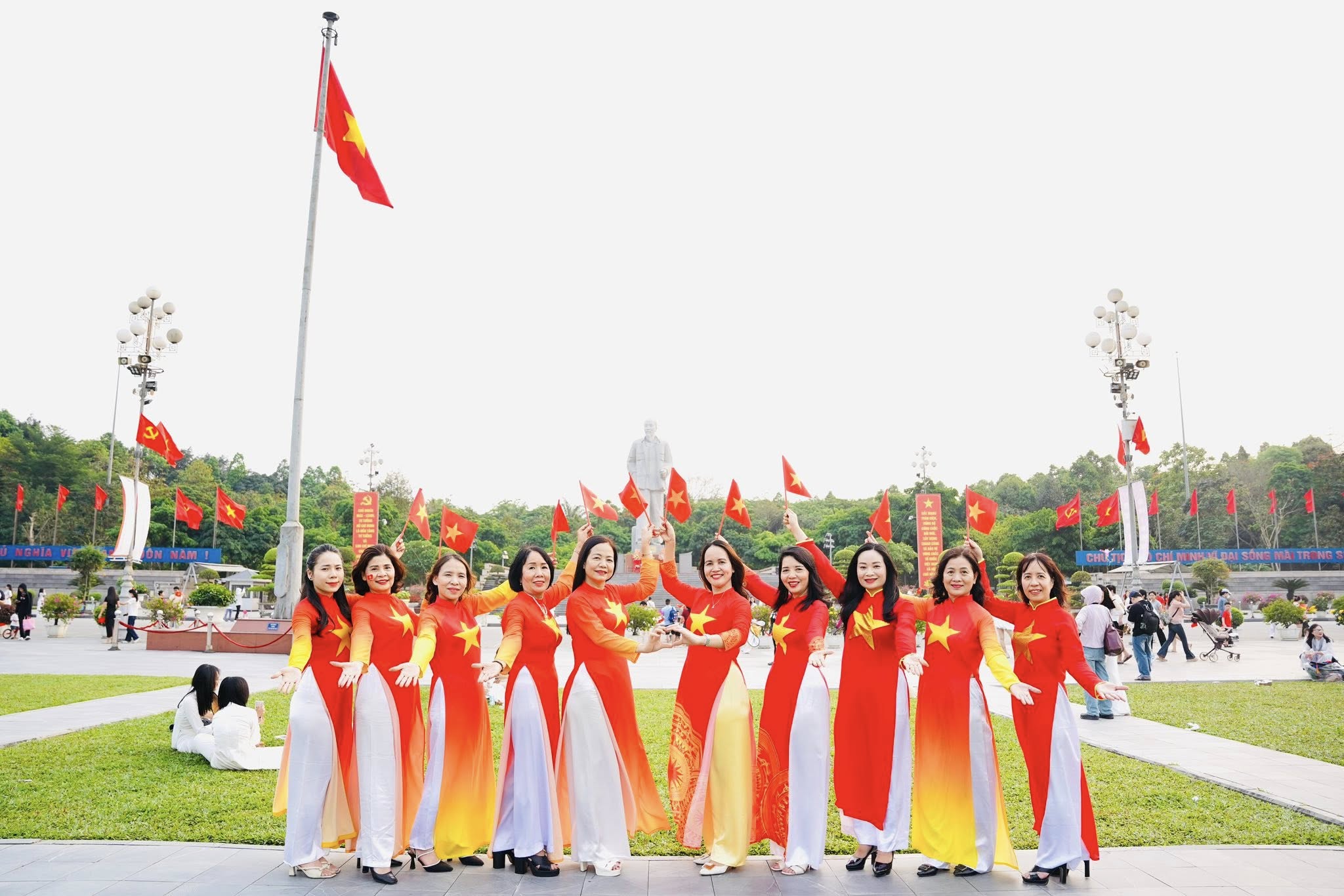 TRƯỜNG TIỂU HỌC ĐỘI CUNG RỰC RỠ SẮC MÀU CHÀO MỪNG 50 NĂM NGÀY HỘI NON SÔNG THỐNG NHẤT