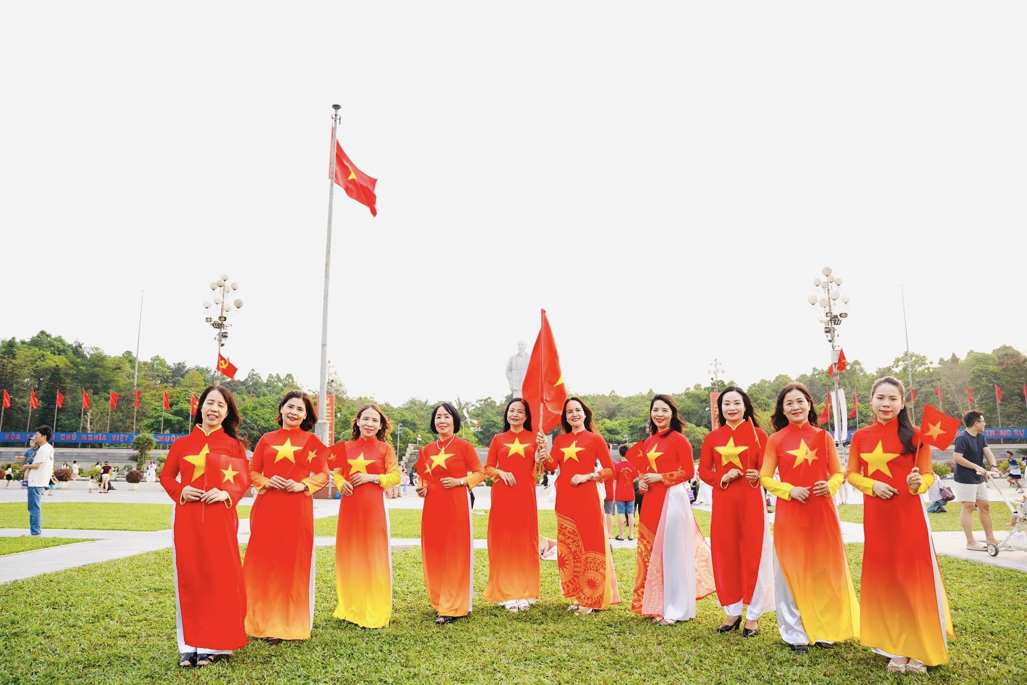 TRƯỜNG TIỂU HỌC ĐỘI CUNG RỰC RỠ SẮC MÀU CHÀO MỪNG 50 NĂM NGÀY HỘI NON SÔNG THỐNG NHẤT