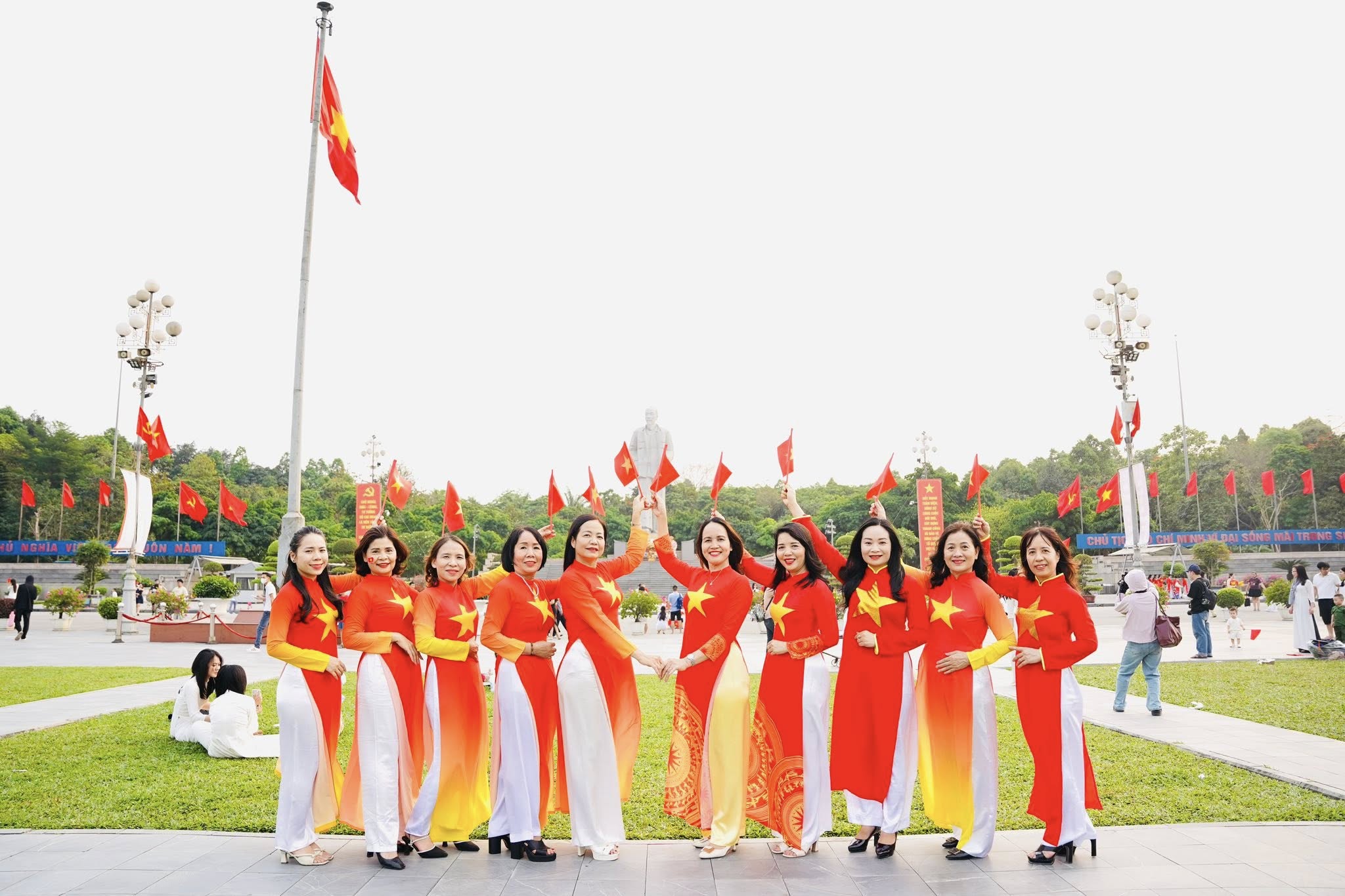TRƯỜNG TIỂU HỌC ĐỘI CUNG RỰC RỠ SẮC MÀU CHÀO MỪNG 50 NĂM NGÀY HỘI NON SÔNG THỐNG NHẤT