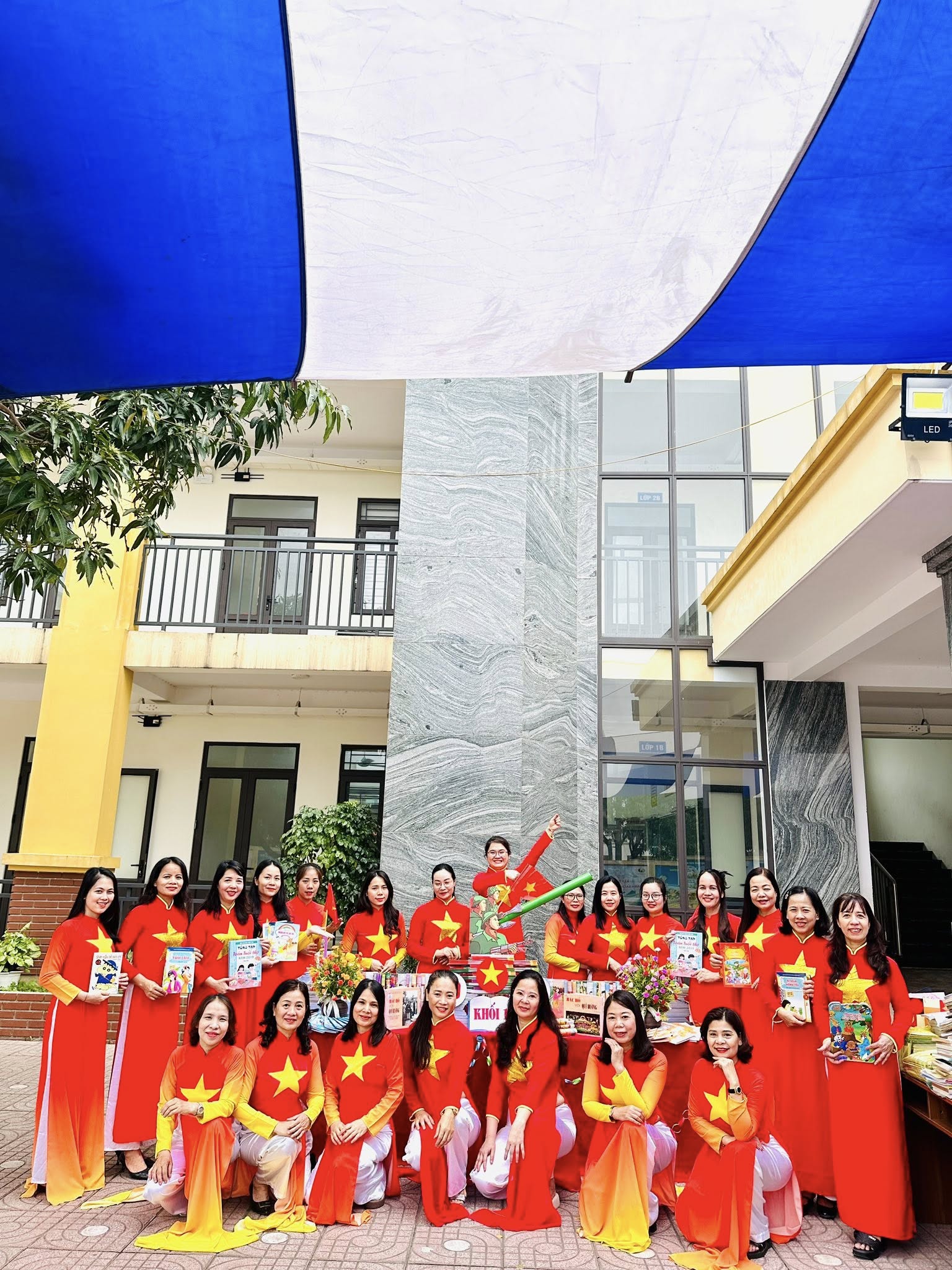 TRƯỜNG TIỂU HỌC ĐỘI CUNG RỰC RỠ SẮC MÀU CHÀO MỪNG 50 NĂM NGÀY HỘI NON SÔNG THỐNG NHẤT
