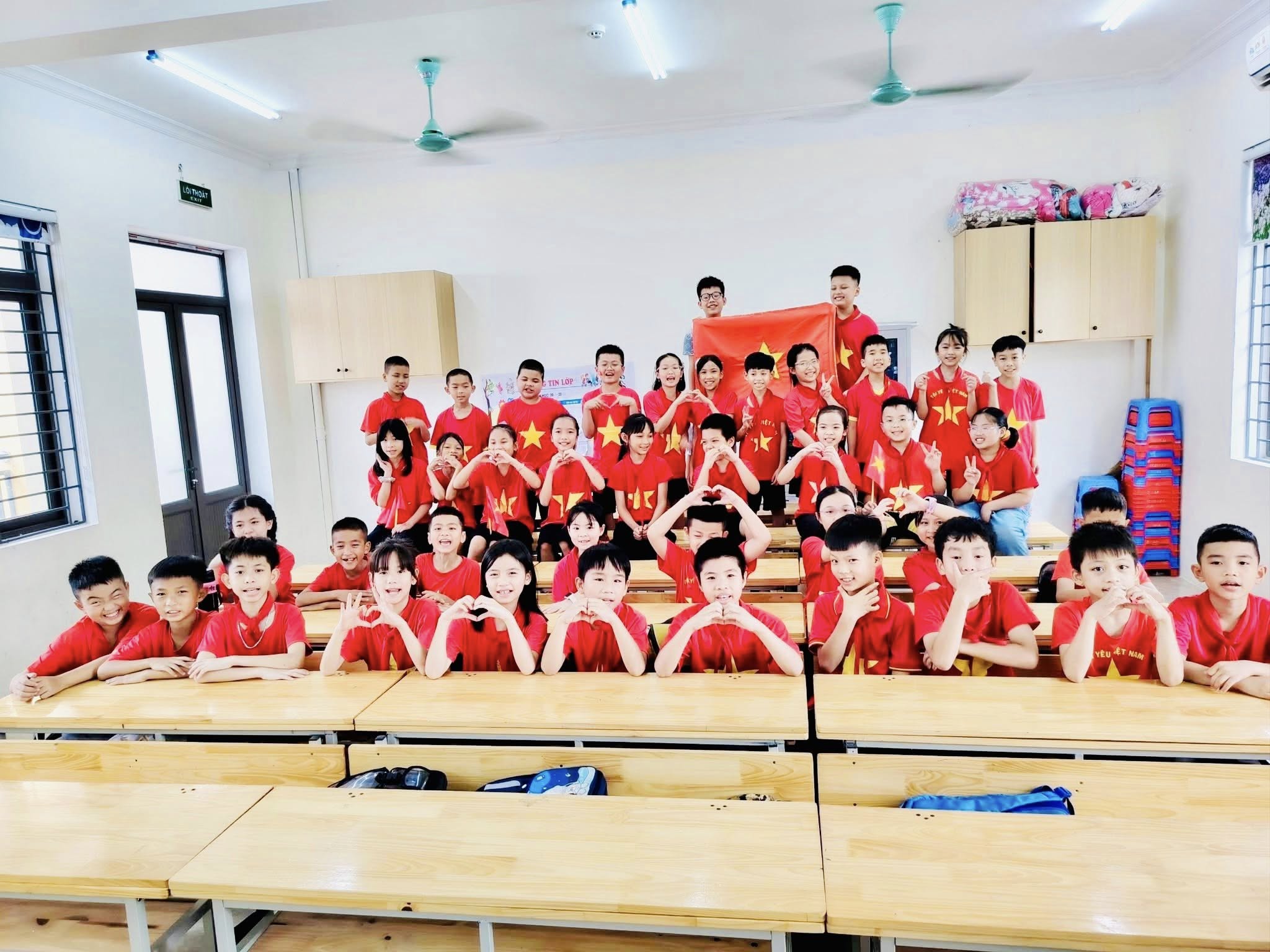 TRƯỜNG TIỂU HỌC ĐỘI CUNG RỰC RỠ SẮC MÀU CHÀO MỪNG 50 NĂM NGÀY HỘI NON SÔNG THỐNG NHẤT