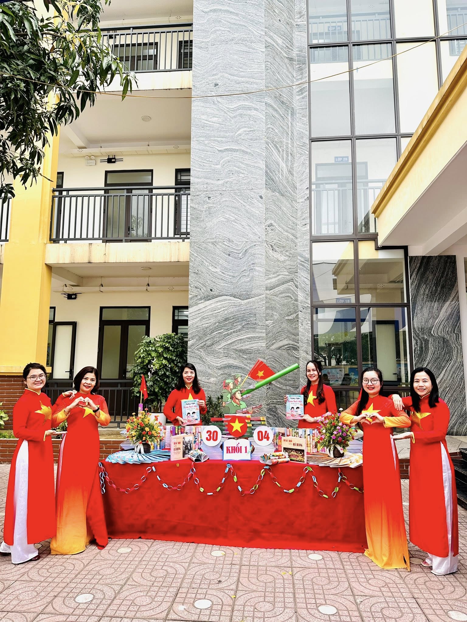 TRƯỜNG TIỂU HỌC ĐỘI CUNG RỰC RỠ SẮC MÀU CHÀO MỪNG 50 NĂM NGÀY HỘI NON SÔNG THỐNG NHẤT