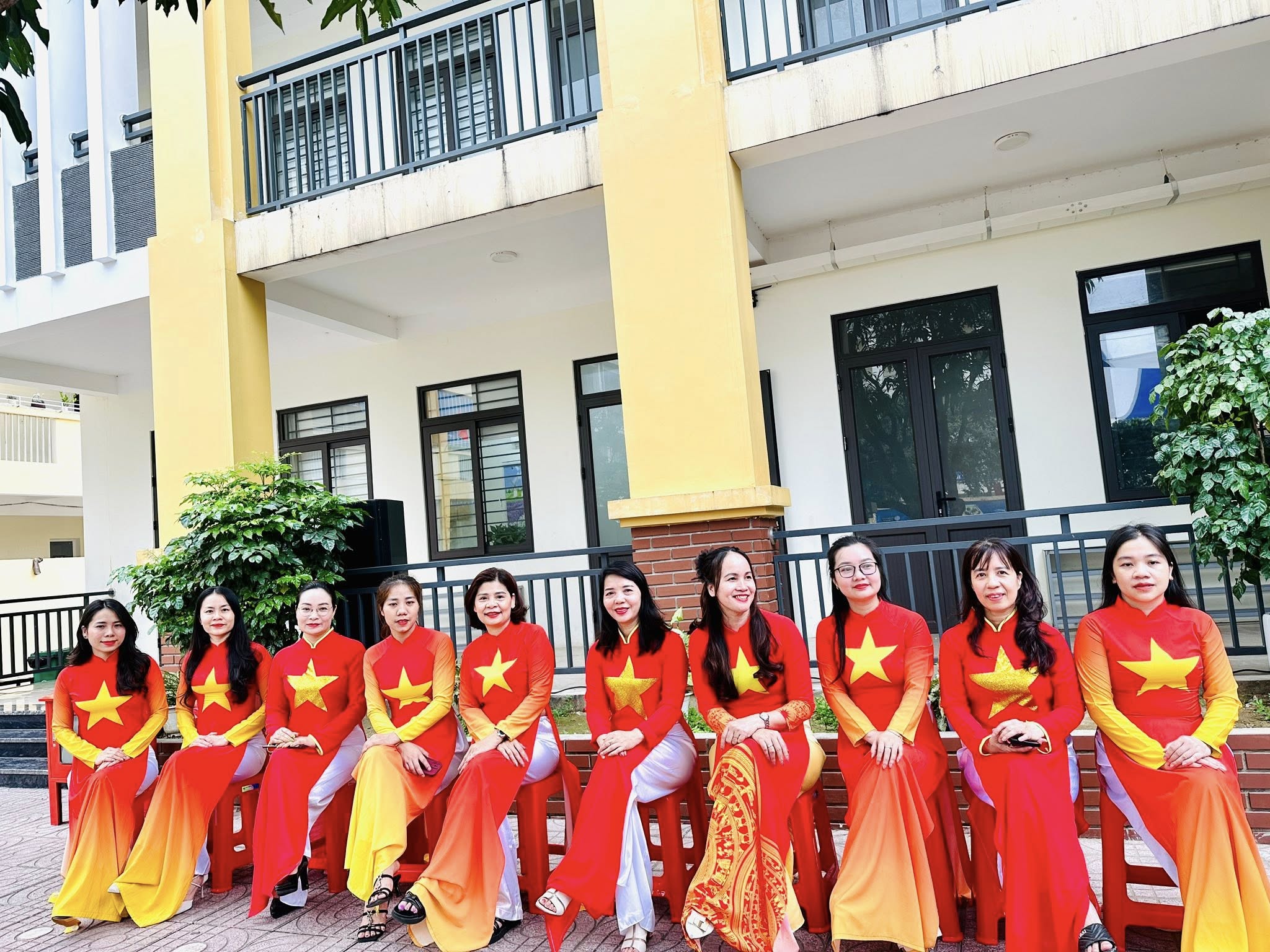 TRƯỜNG TIỂU HỌC ĐỘI CUNG RỰC RỠ SẮC MÀU CHÀO MỪNG 50 NĂM NGÀY HỘI NON SÔNG THỐNG NHẤT