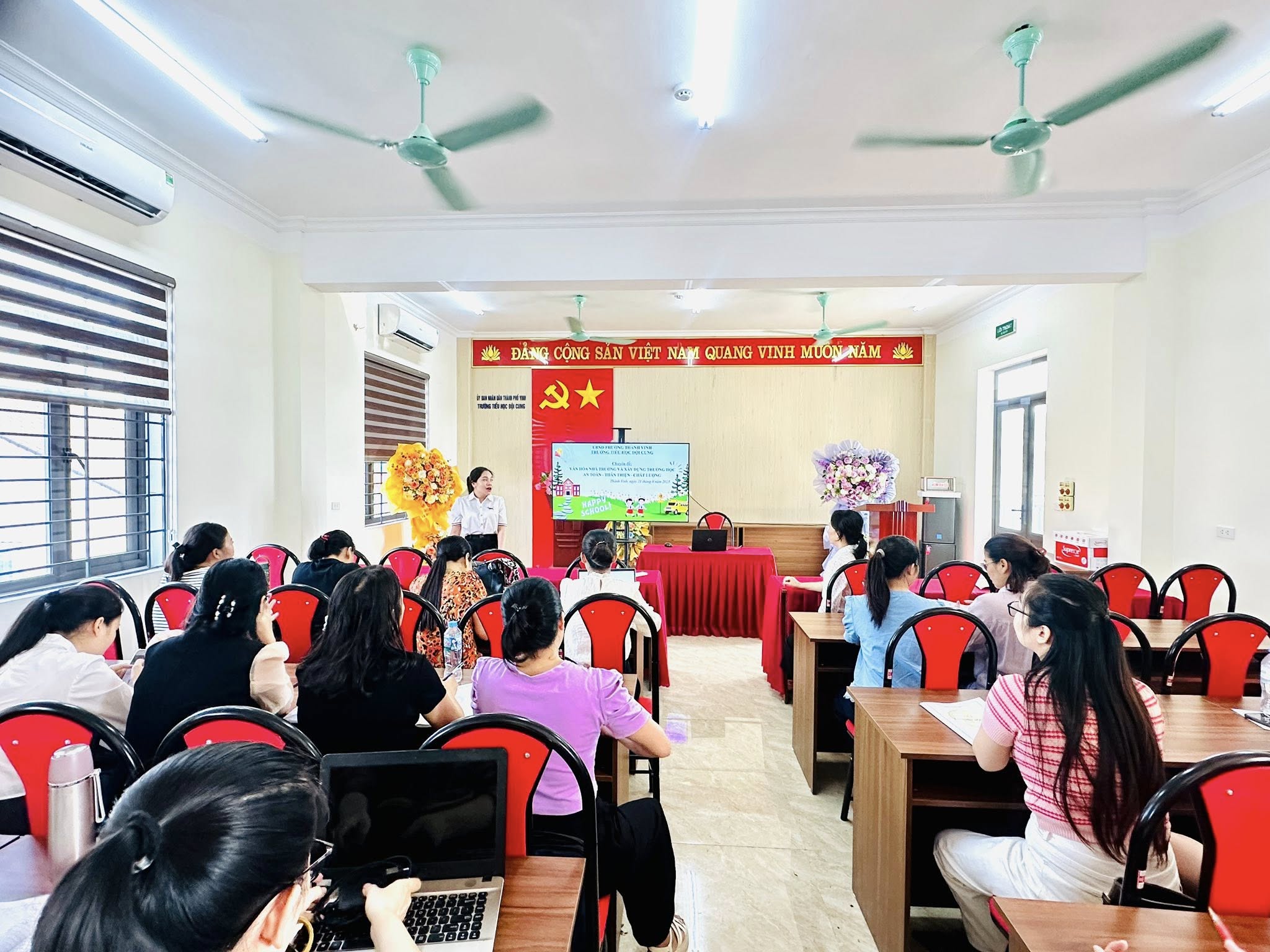 TINH THẦN CHÀO MỪNG NĂM HỌC MỚI 2025 – 2026 CỦA CÁN BỘ, GIÁO VIÊN, NHÂN VIÊN TRƯỜNG TH ĐỘI CUNG