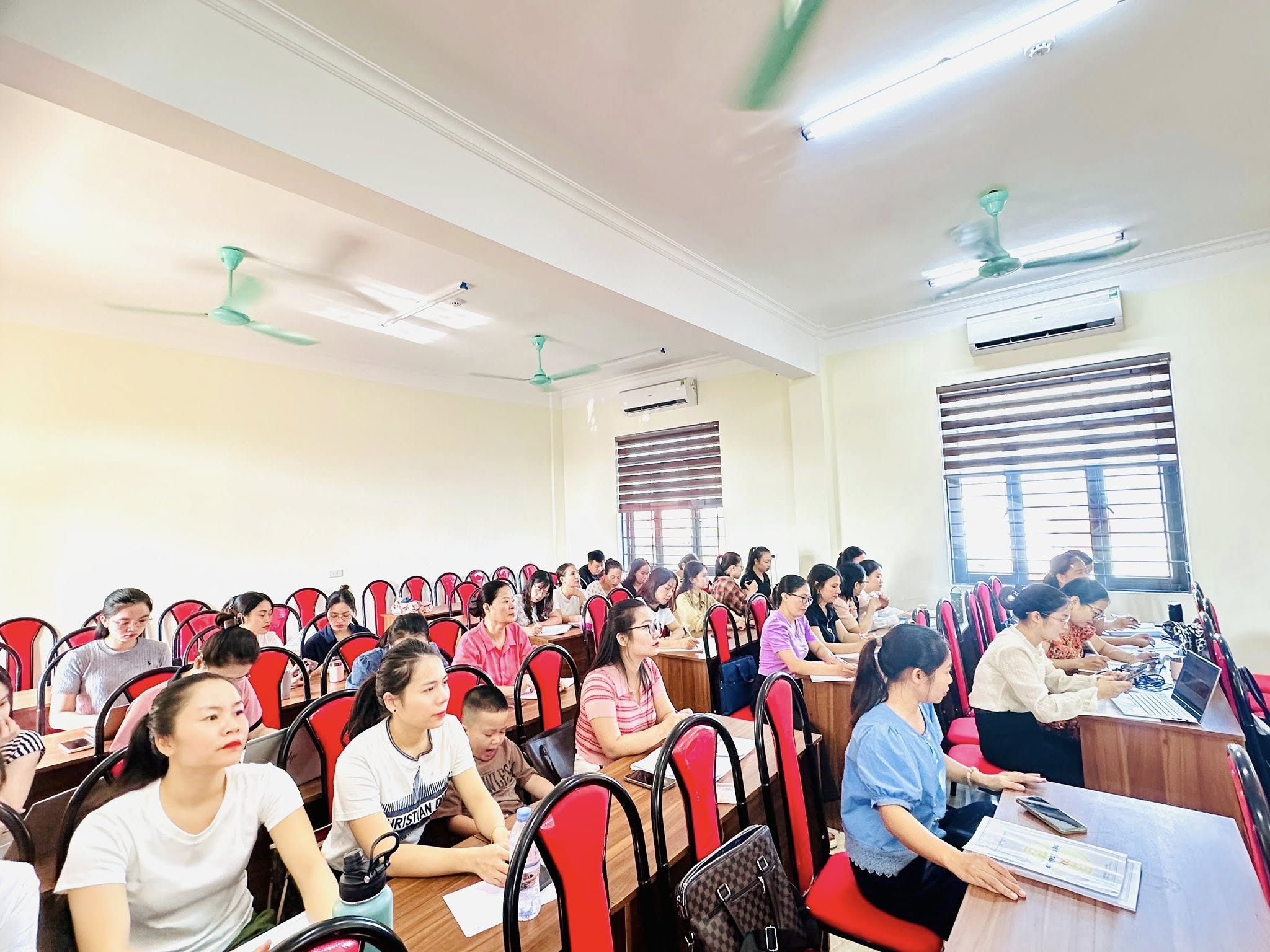 TINH THẦN CHÀO MỪNG NĂM HỌC MỚI 2025 – 2026 CỦA CÁN BỘ, GIÁO VIÊN, NHÂN VIÊN TRƯỜNG TH ĐỘI CUNG