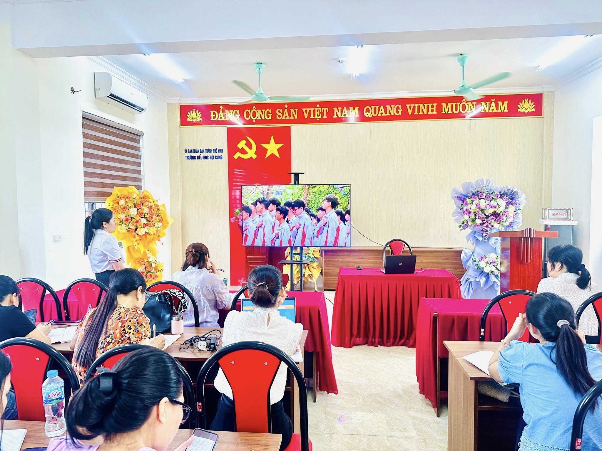 TINH THẦN CHÀO MỪNG NĂM HỌC MỚI 2025 – 2026 CỦA CÁN BỘ, GIÁO VIÊN, NHÂN VIÊN TRƯỜNG TH ĐỘI CUNG