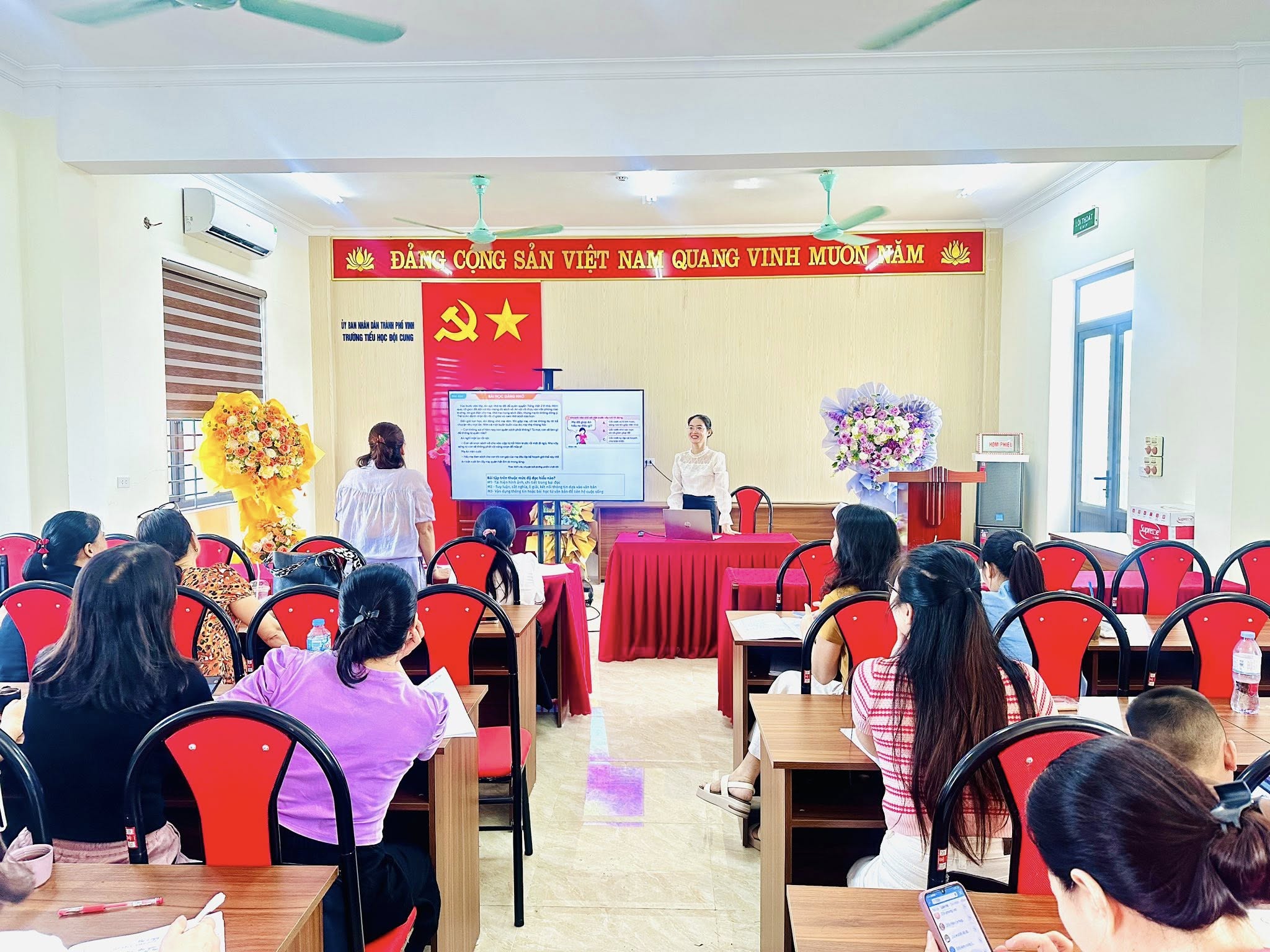 TINH THẦN CHÀO MỪNG NĂM HỌC MỚI 2025 – 2026 CỦA CÁN BỘ, GIÁO VIÊN, NHÂN VIÊN TRƯỜNG TH ĐỘI CUNG