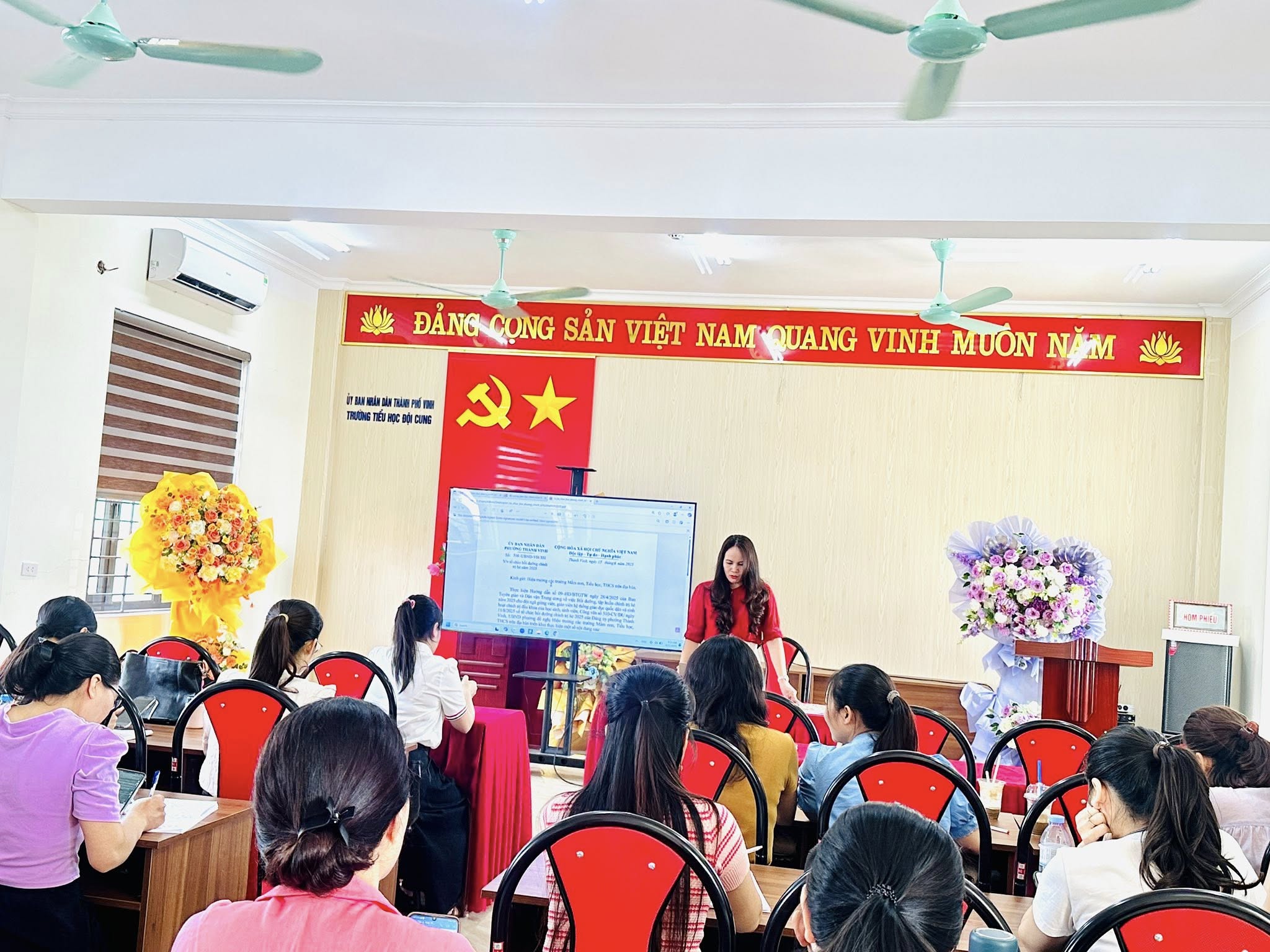 TINH THẦN CHÀO MỪNG NĂM HỌC MỚI 2025 – 2026 CỦA CÁN BỘ, GIÁO VIÊN, NHÂN VIÊN TRƯỜNG TH ĐỘI CUNG