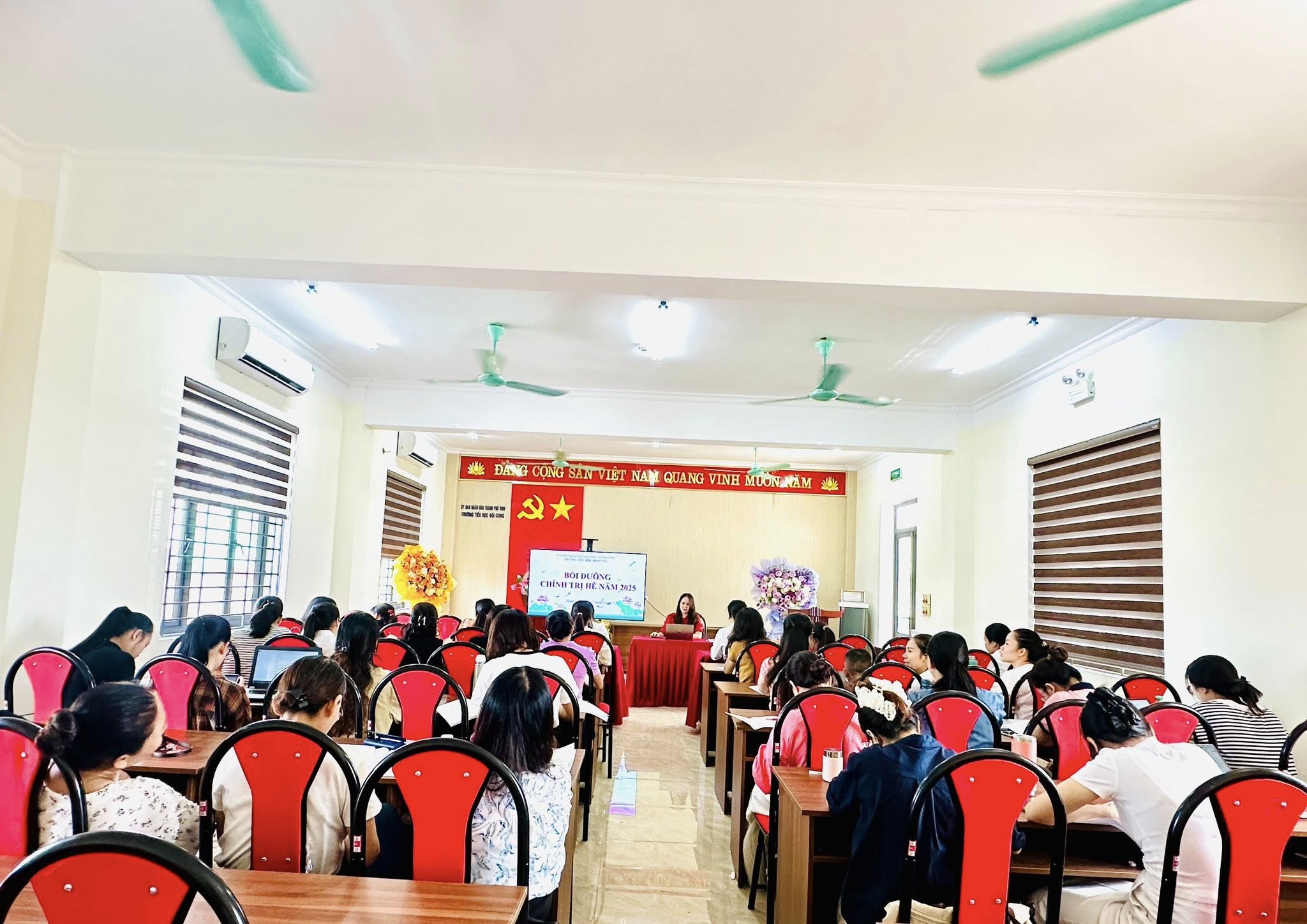 TINH THẦN CHÀO MỪNG NĂM HỌC MỚI 2025 – 2026 CỦA CÁN BỘ, GIÁO VIÊN, NHÂN VIÊN TRƯỜNG TH ĐỘI CUNG