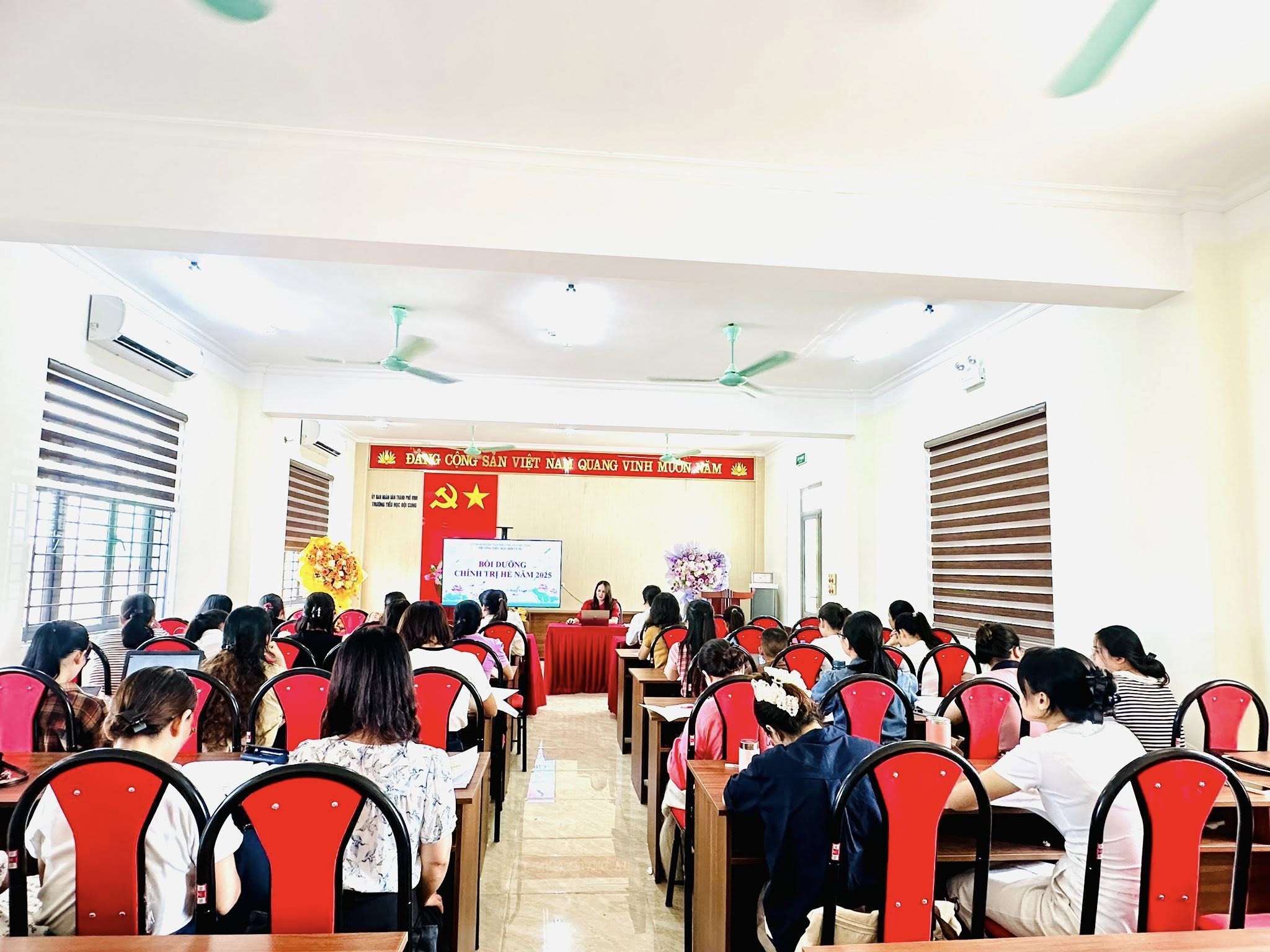 TINH THẦN CHÀO MỪNG NĂM HỌC MỚI 2025 – 2026 CỦA CÁN BỘ, GIÁO VIÊN, NHÂN VIÊN TRƯỜNG TH ĐỘI CUNG